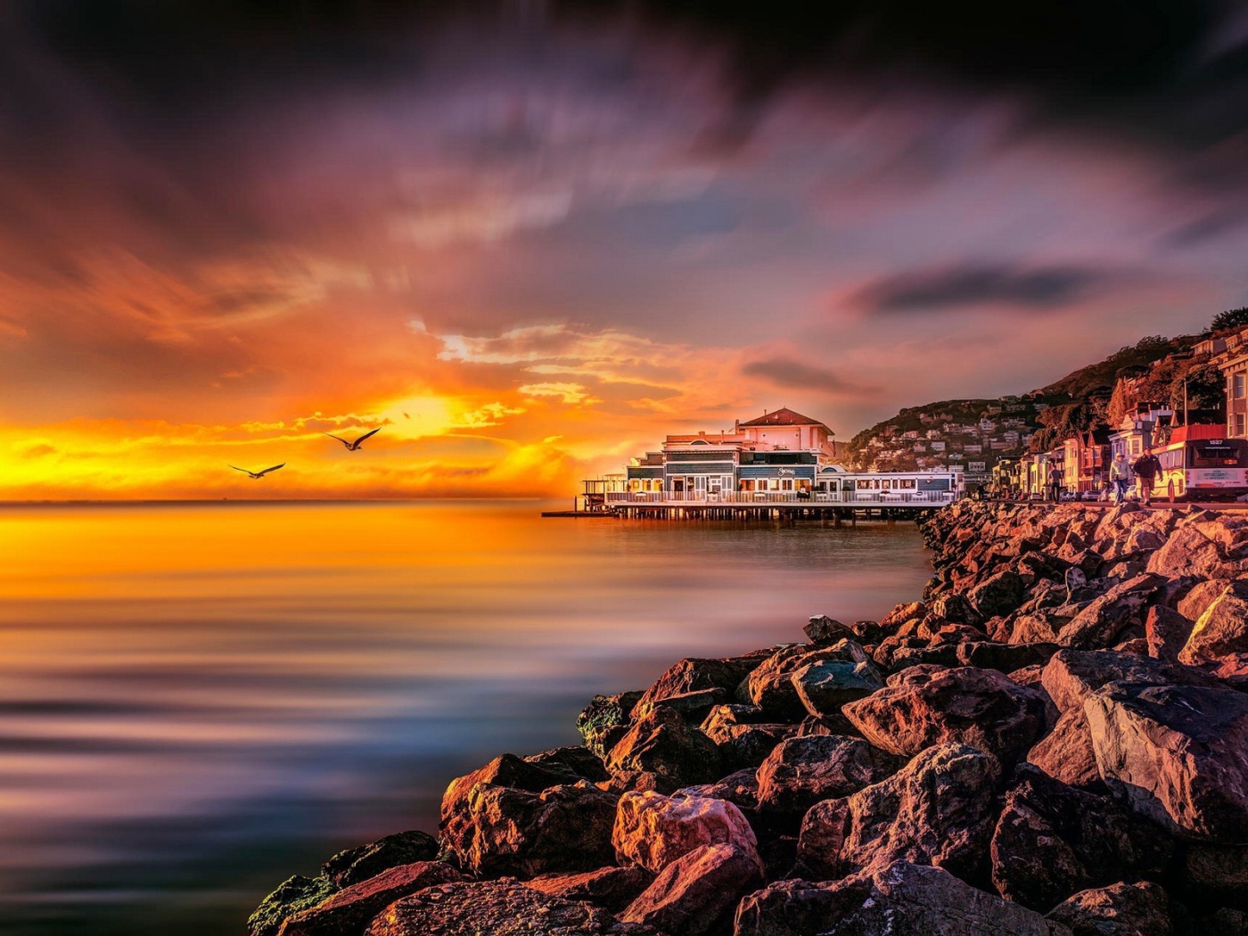 Скалистый берег на закате, Калифорния