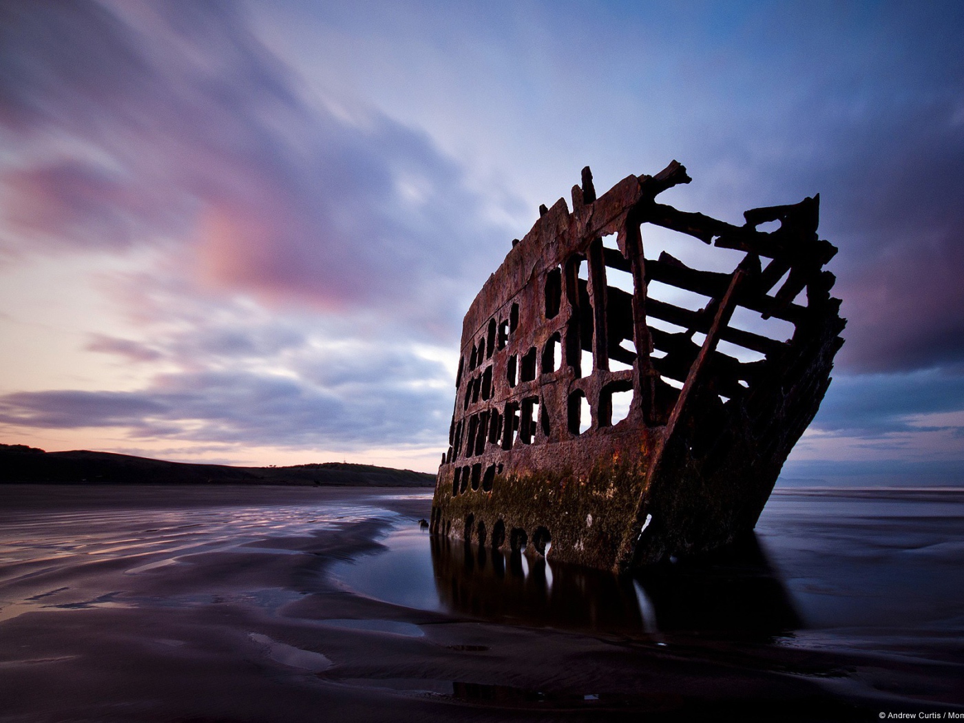 Ржавый каркас корабля у берега, Орегон