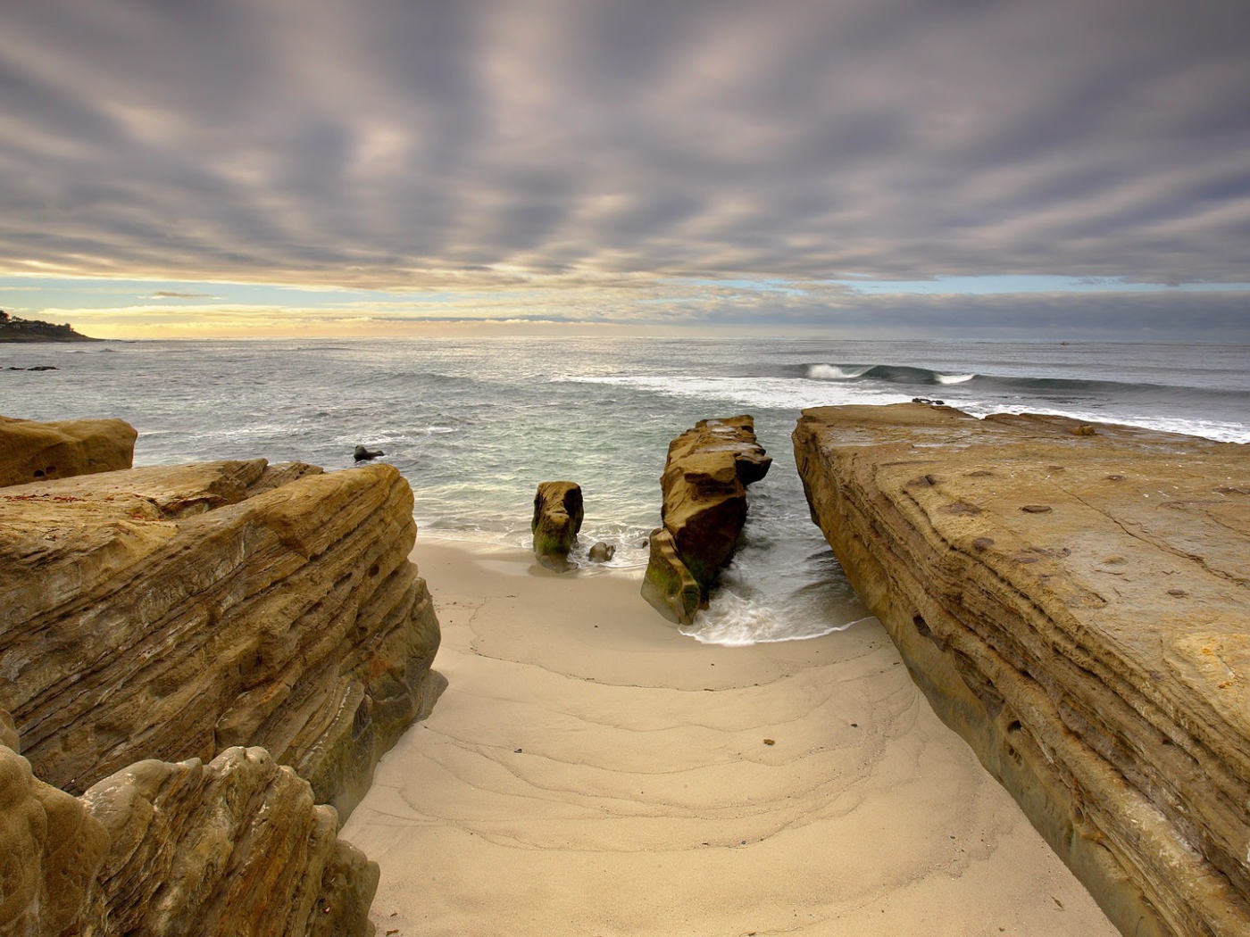 Скалистое побережье в Сан-Диего, США