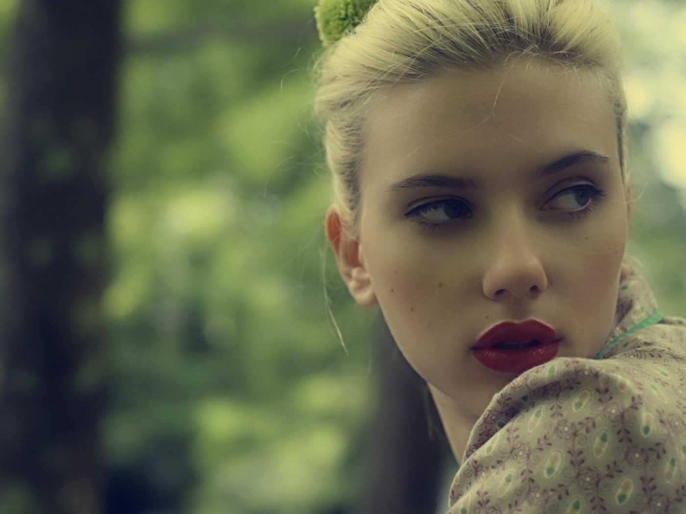 Актриса Скарлетт Йоханссон в гриме