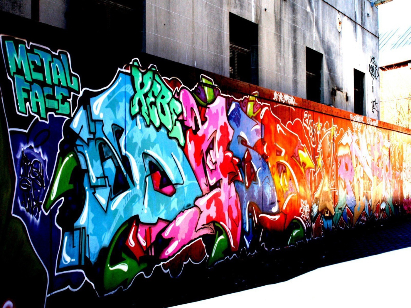Красочные граффити на стенах