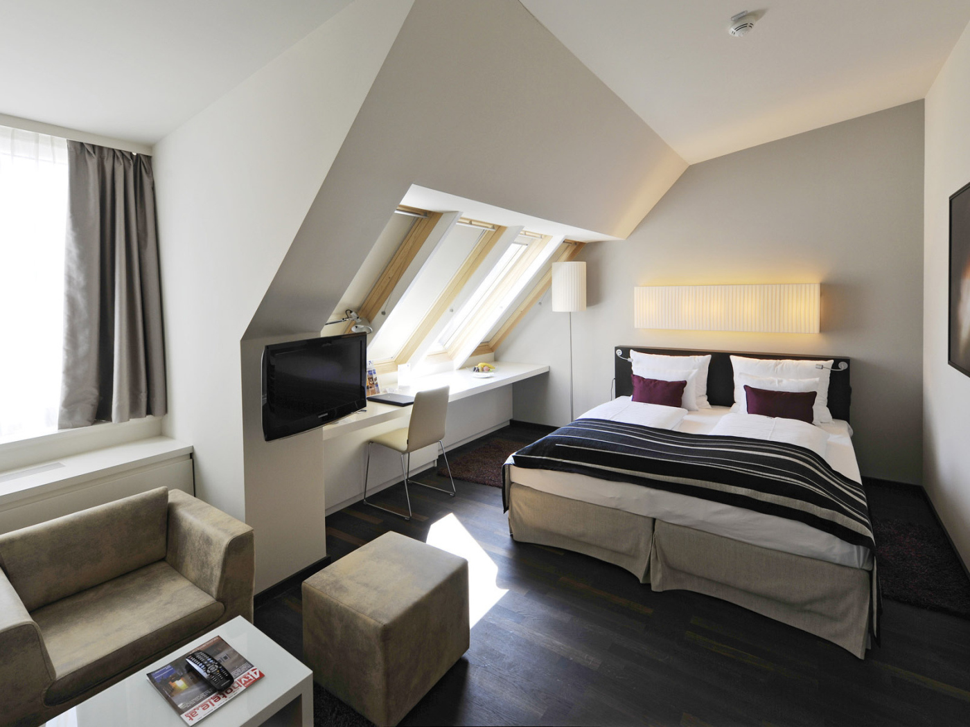 Спальня в доме на мансарде