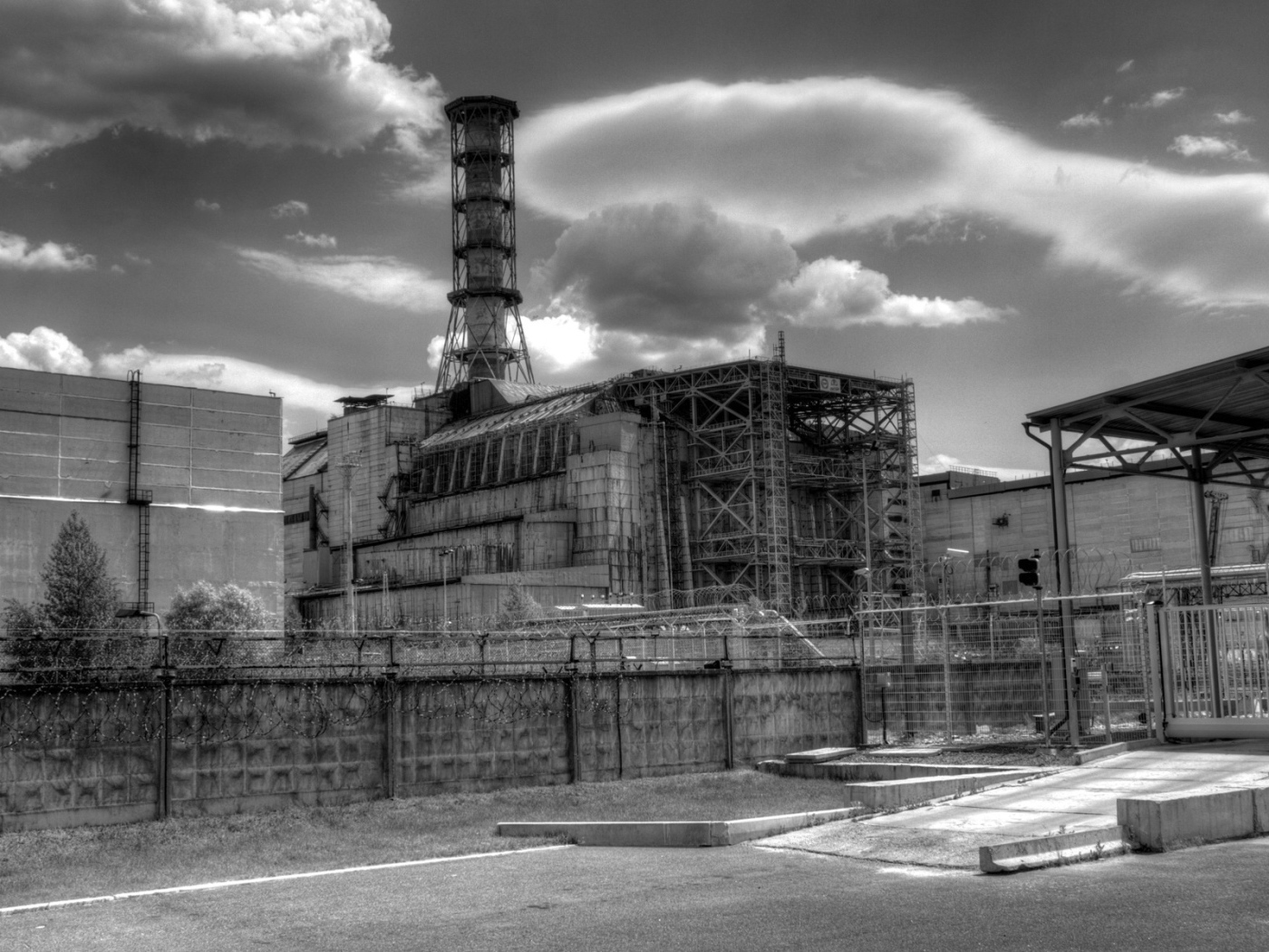 Черно белое фото реактора в Чернобыле