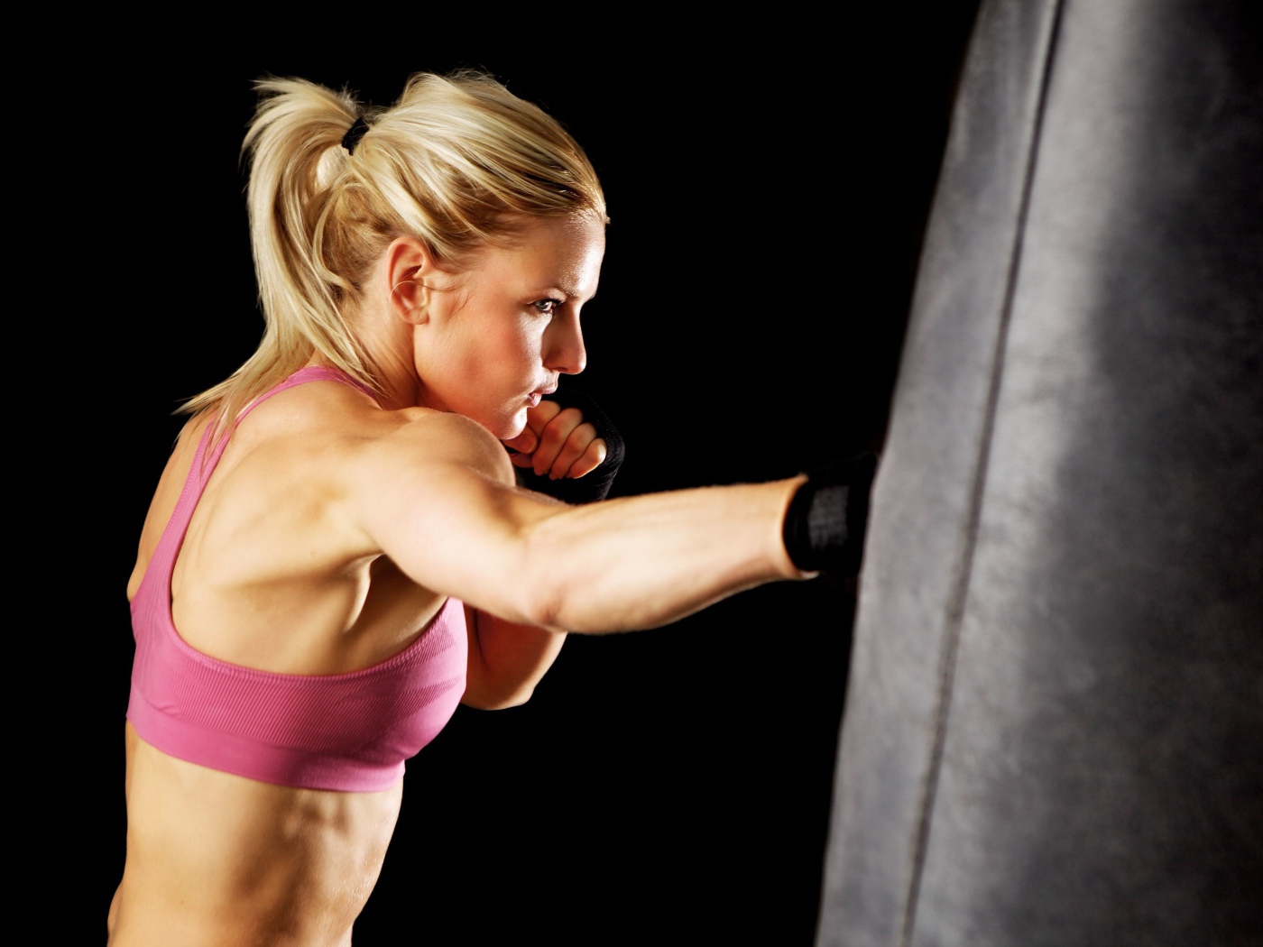 Блондинка отрабатывает удары в боксе