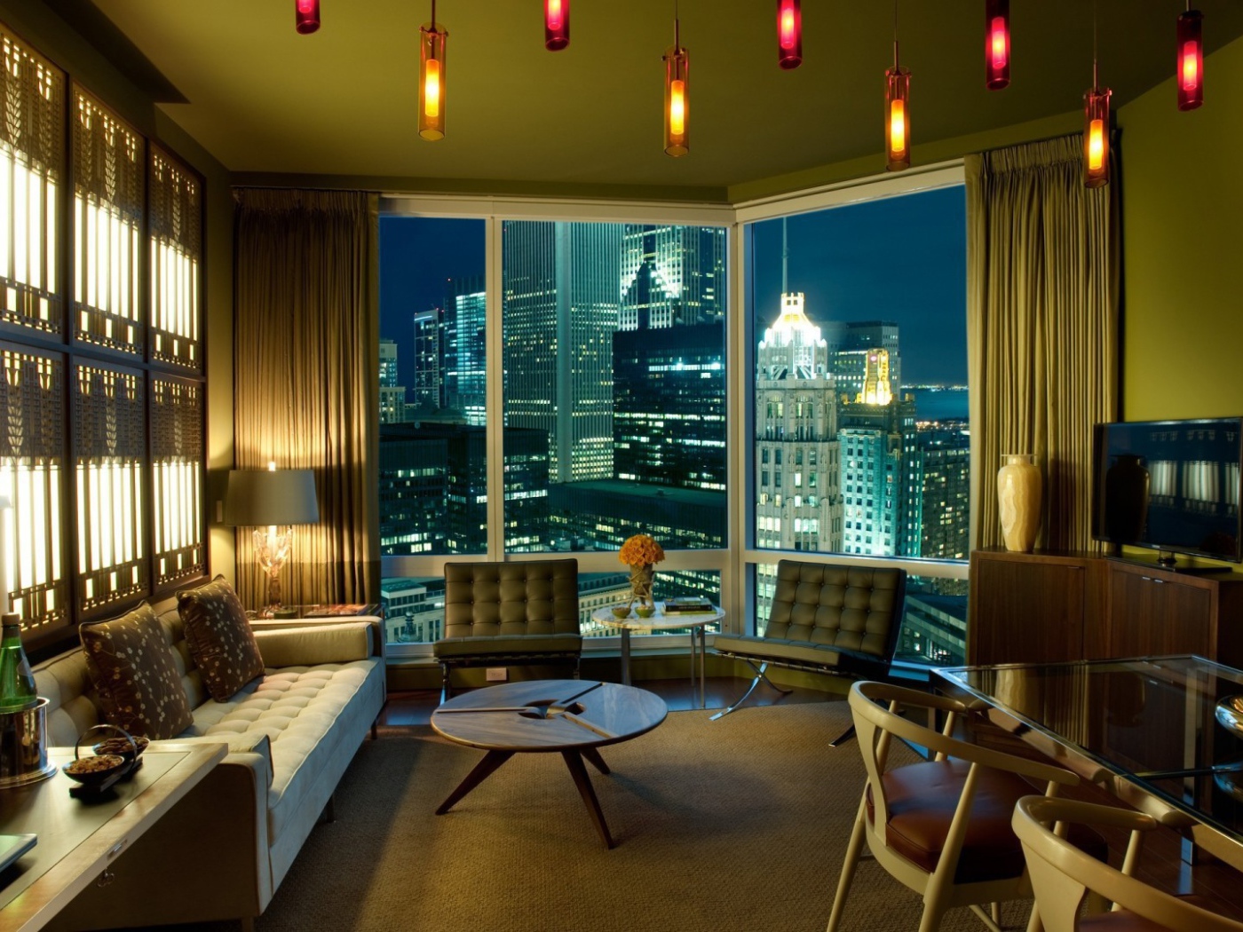 Уютная гостиная с видом на большой город