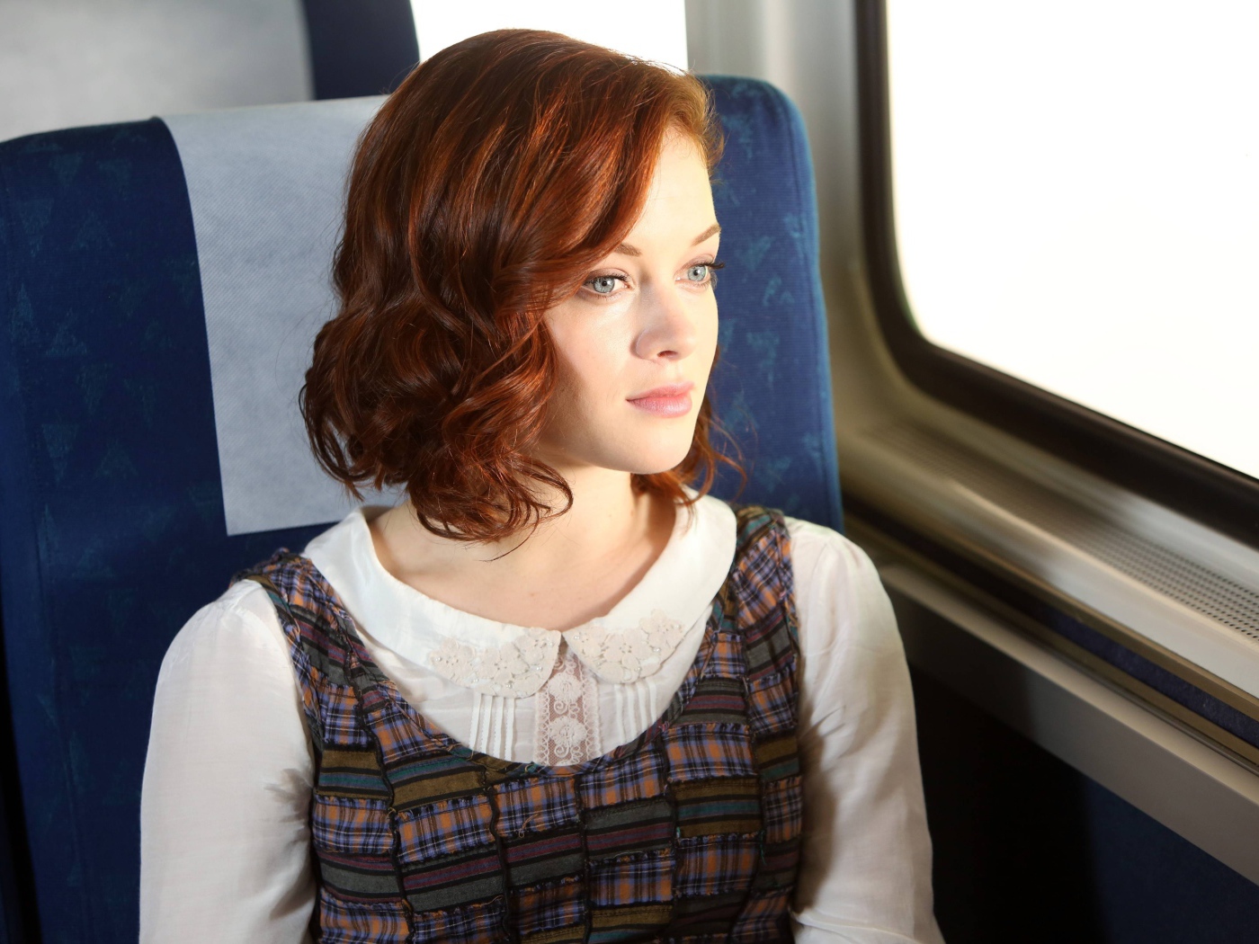 Девушка Джейн Леви смотрит в окно поезда