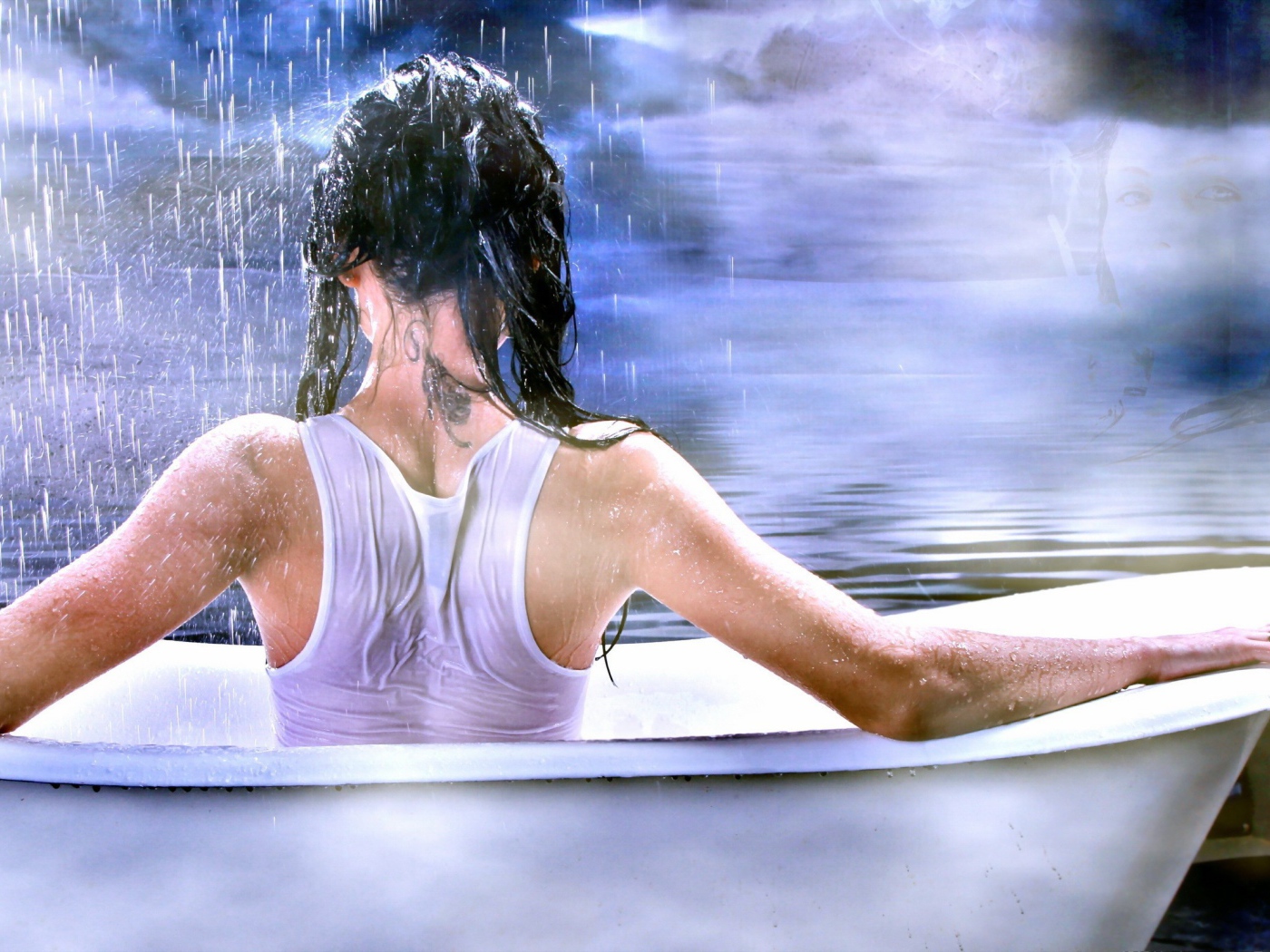 Девушка с тату на шее сидит в ванной