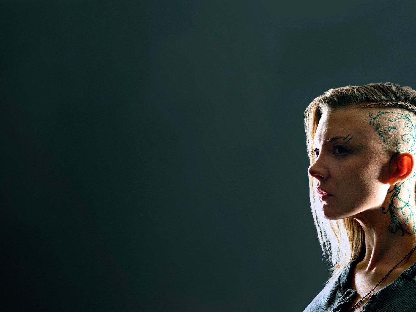 Девушка с татуировкой на бритой голове