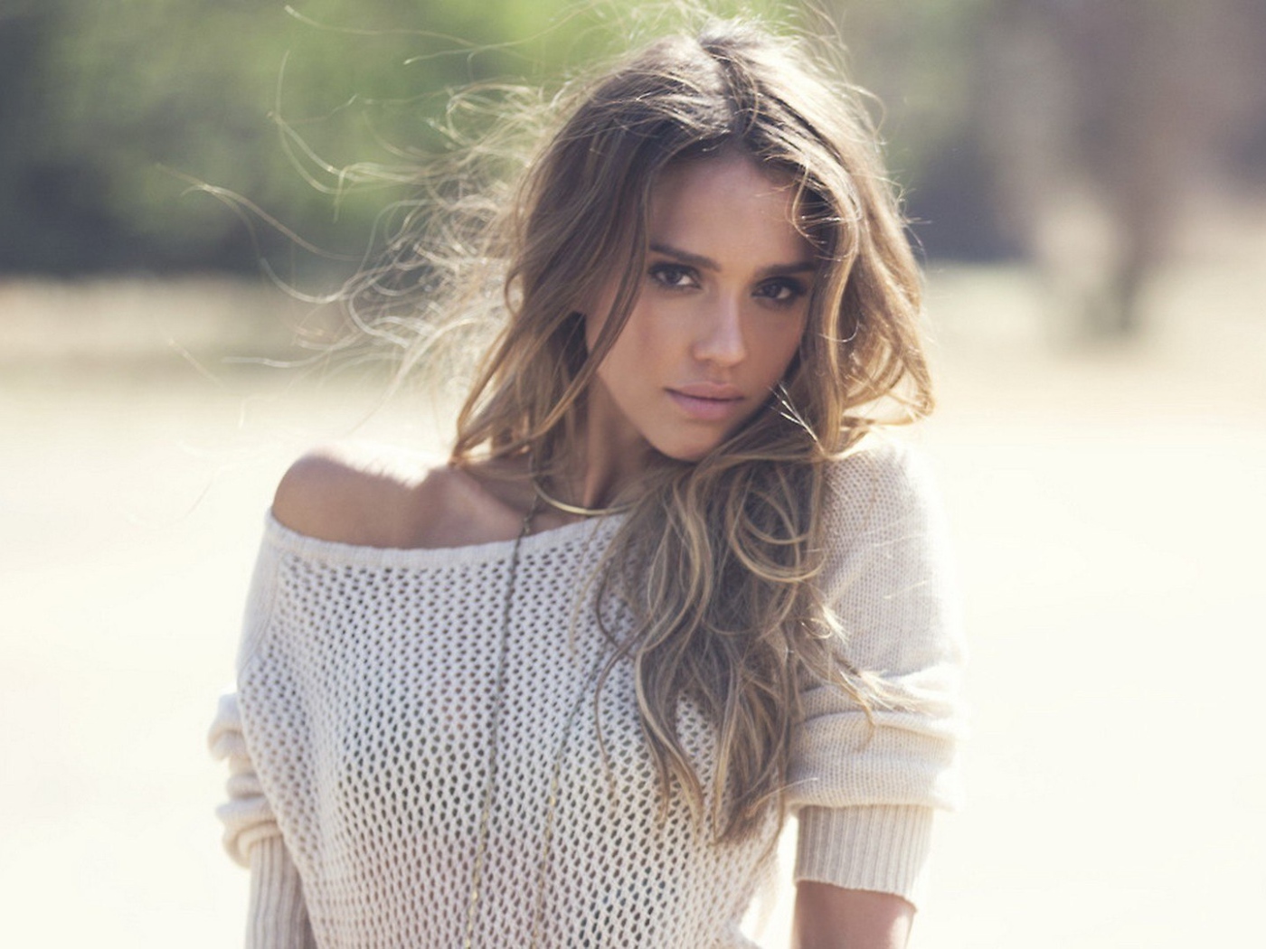 Джессика Альба в белом свитере