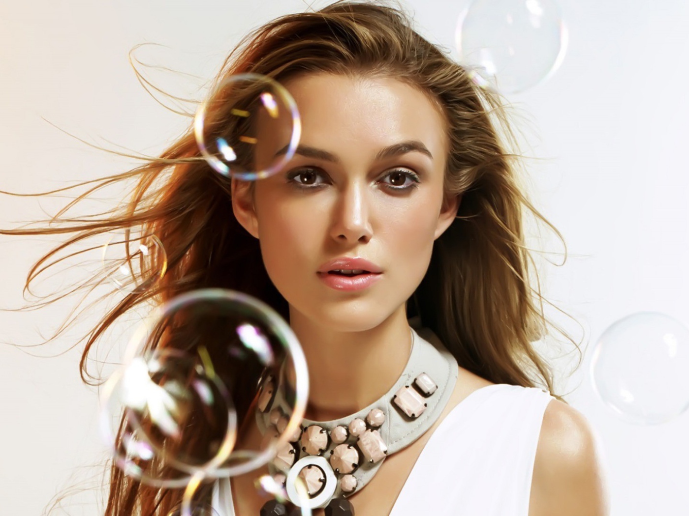 Кира Найтли среди мыльных пузырей