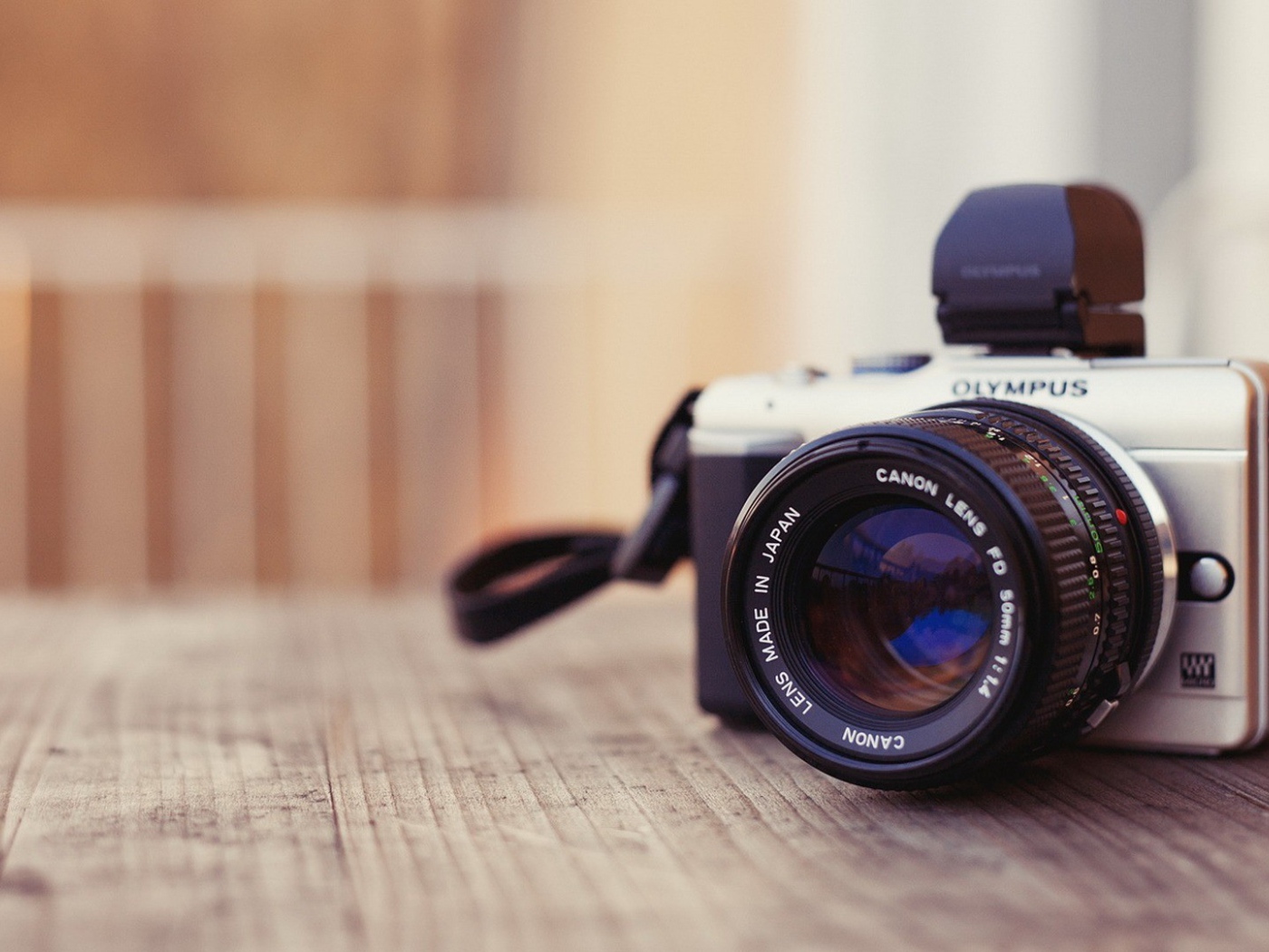 Фотоаппарат Олимпус на столе