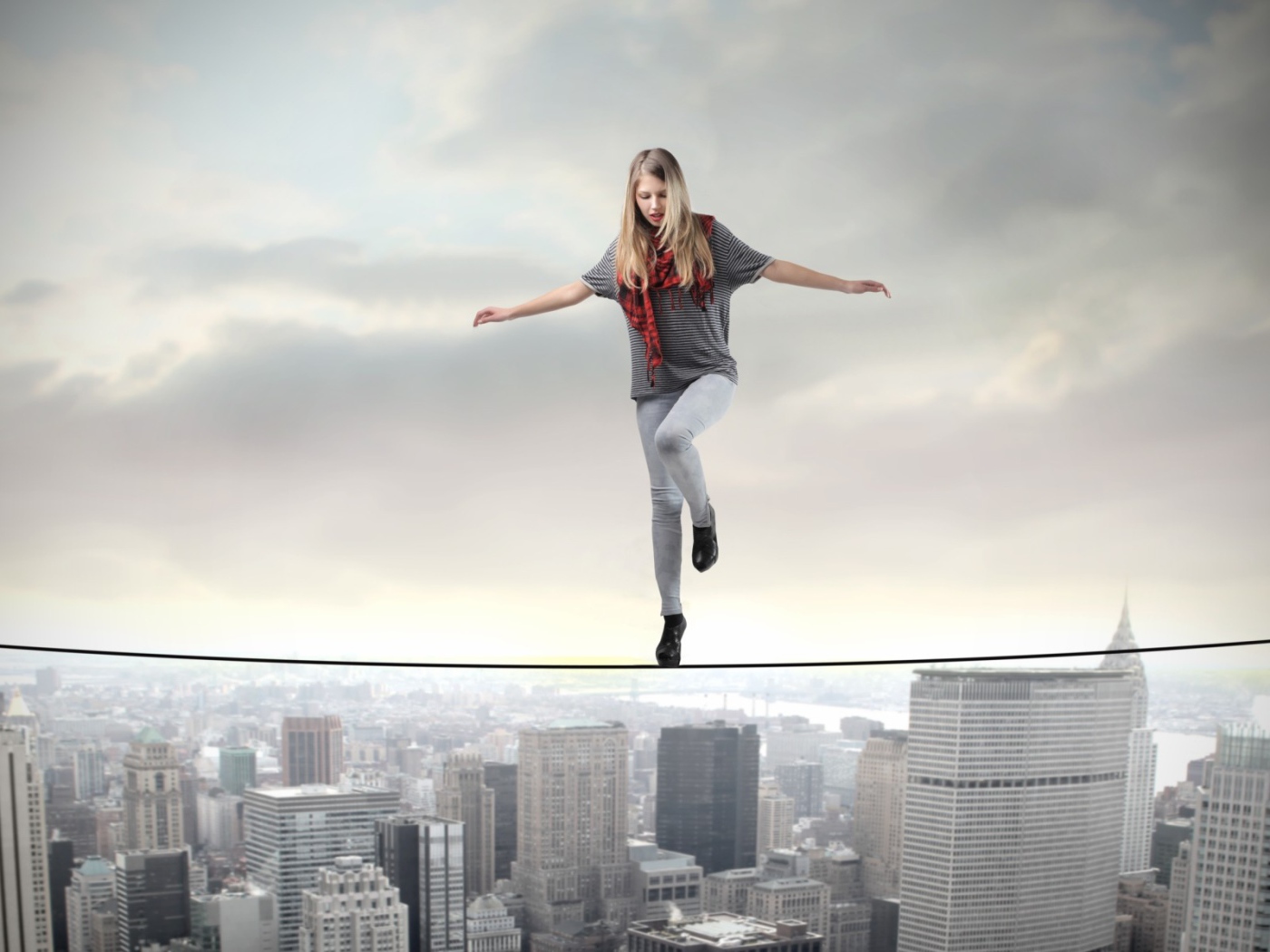 Девушка акробат идет по канату