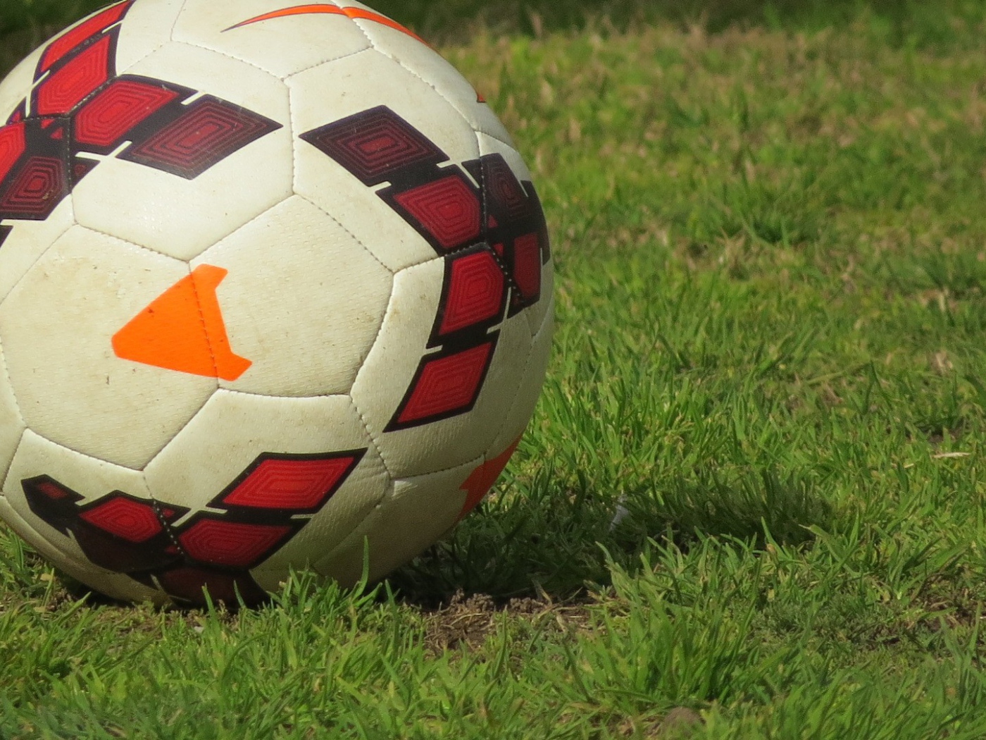 Футбольный мяч на газоне