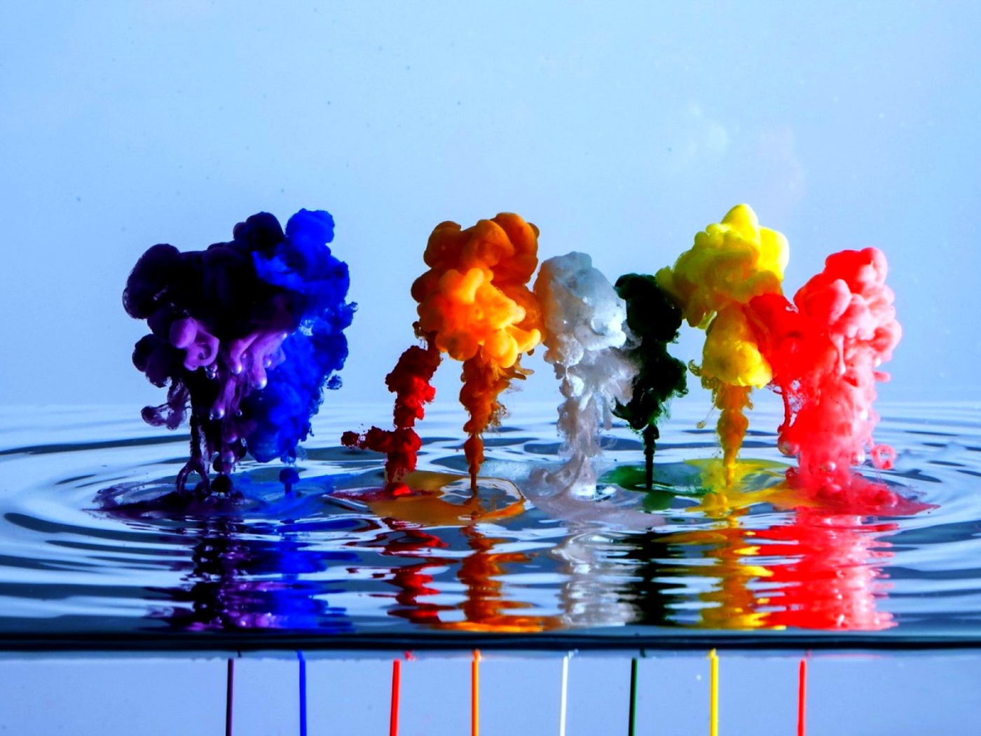Всплески ярких красок в воде