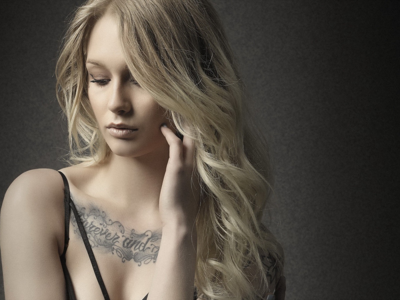 Надпись татуировка на груди девушки