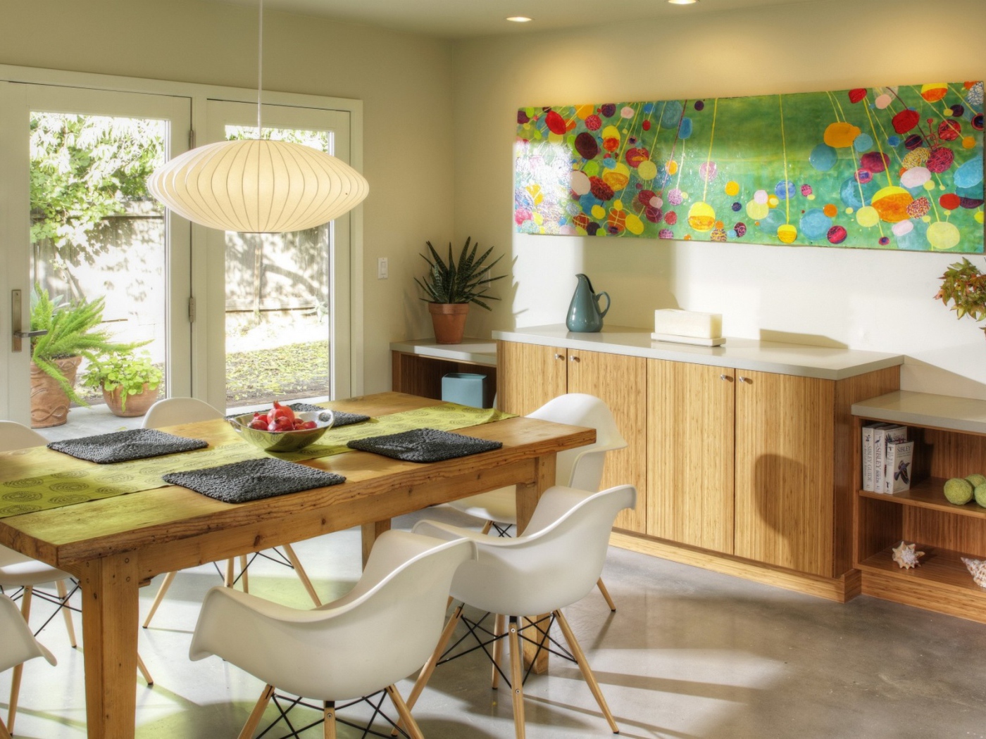 Деревянный обеденный стол в светлой кухне