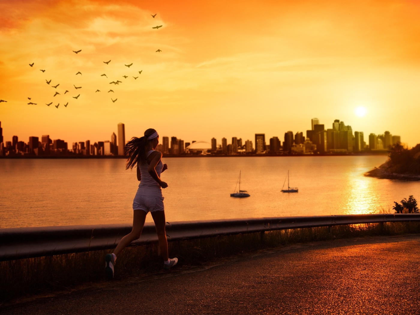 Девушка на пробежке на вечерней набережной