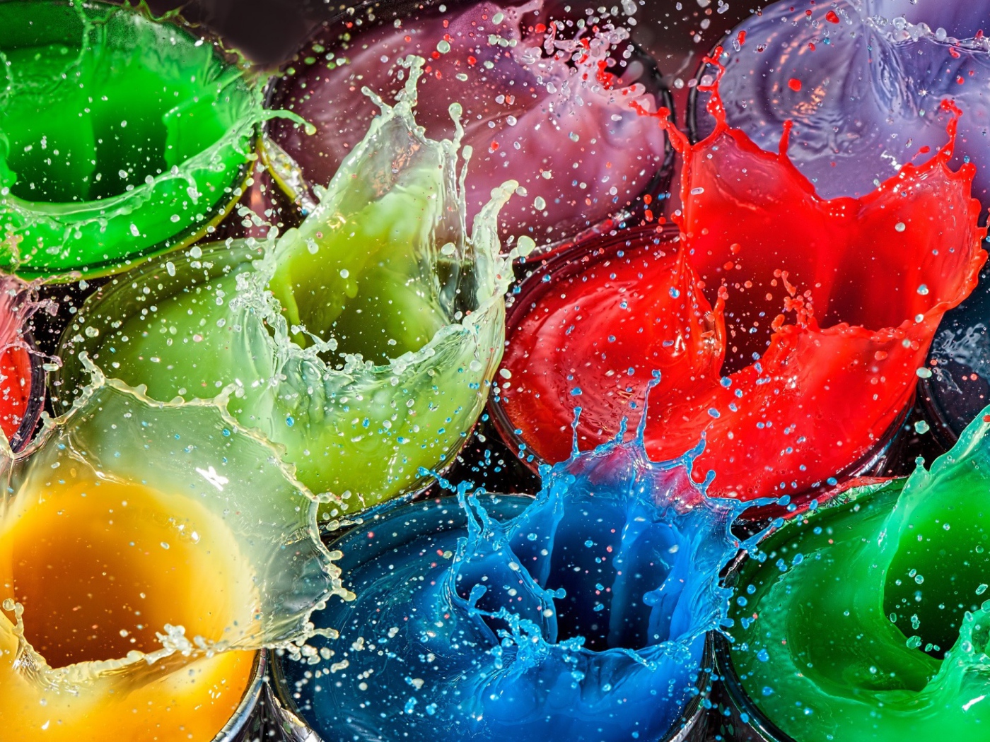 Разноцветные брызги воды в стаканах