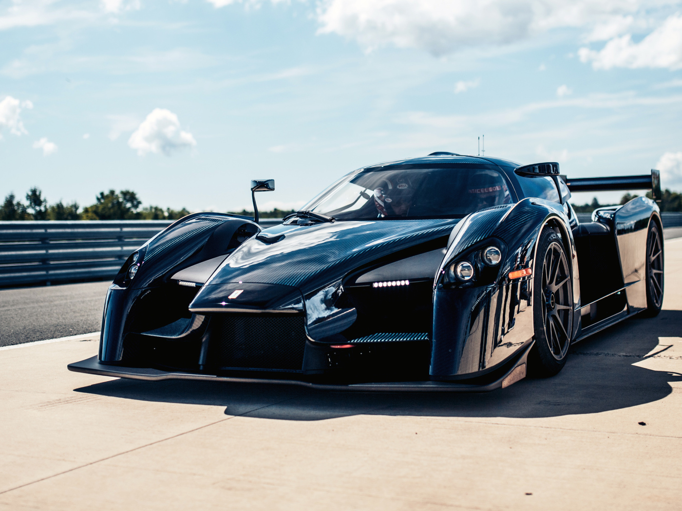 Черный быстрый спортивный автомобиль SCG 003CS на фоне голубого неба