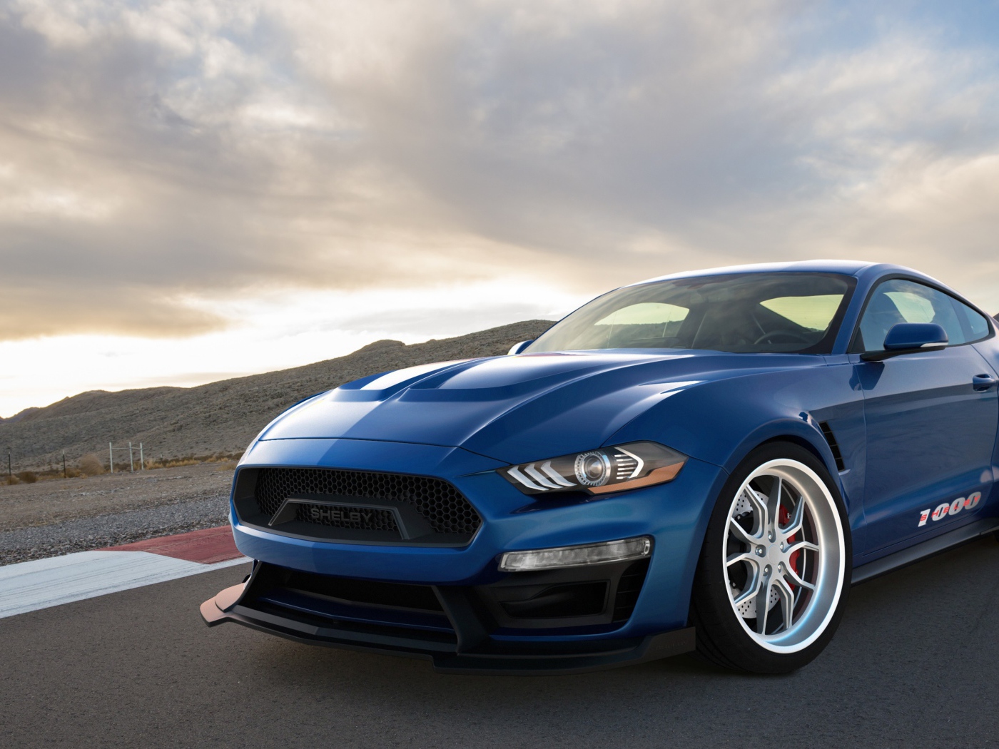 Синий автомобиль Shelby 1000, 2018 под красивым небом