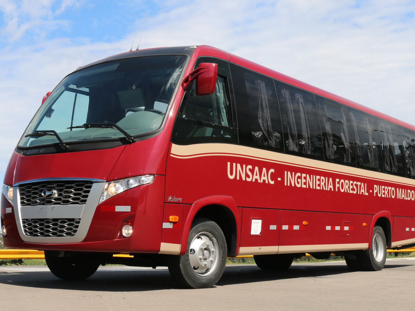 Красный автобус Volare W9 Executivo на дороге