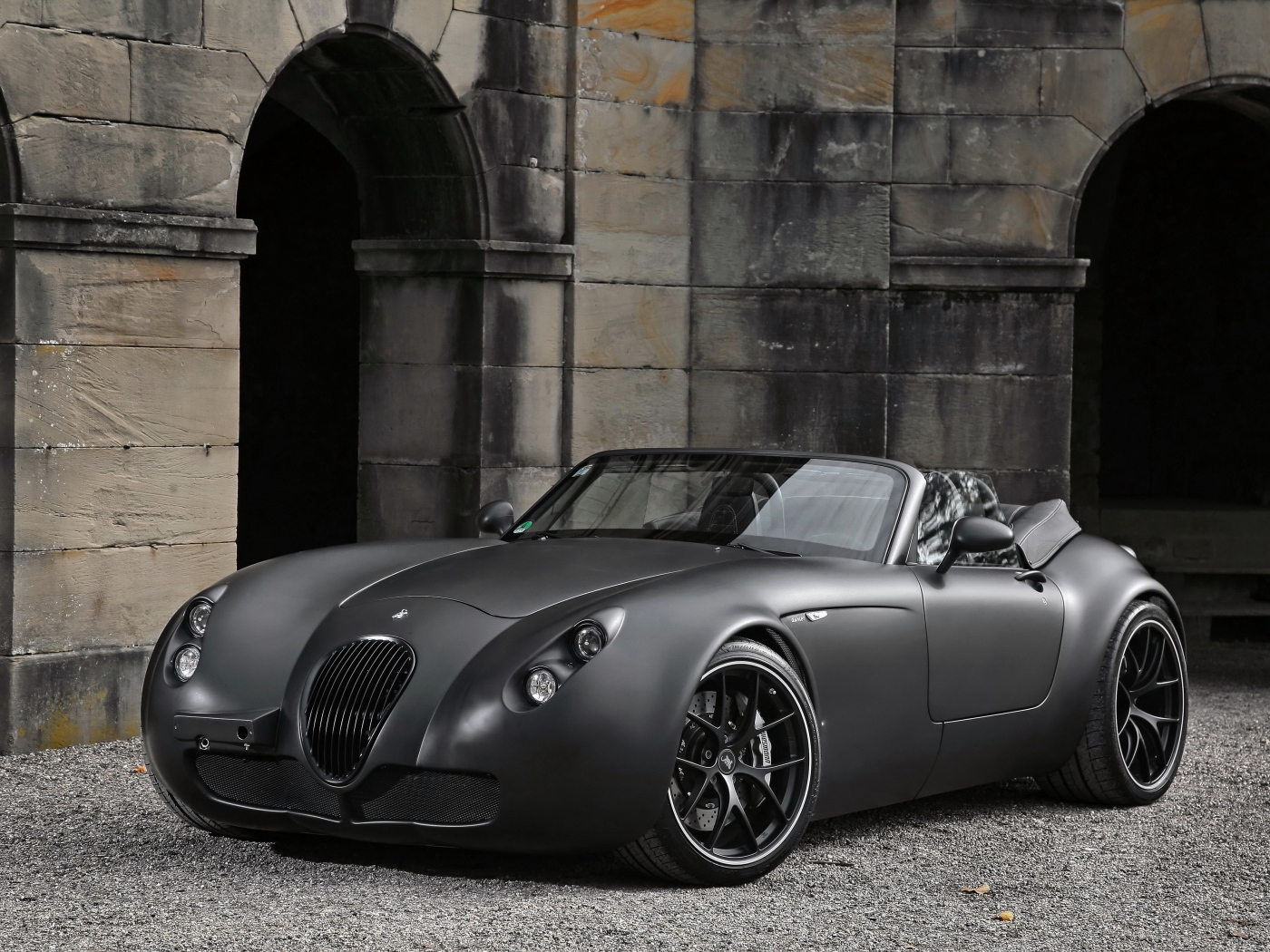Стильный серебристый автомобиль Wiesmann GT MF5 