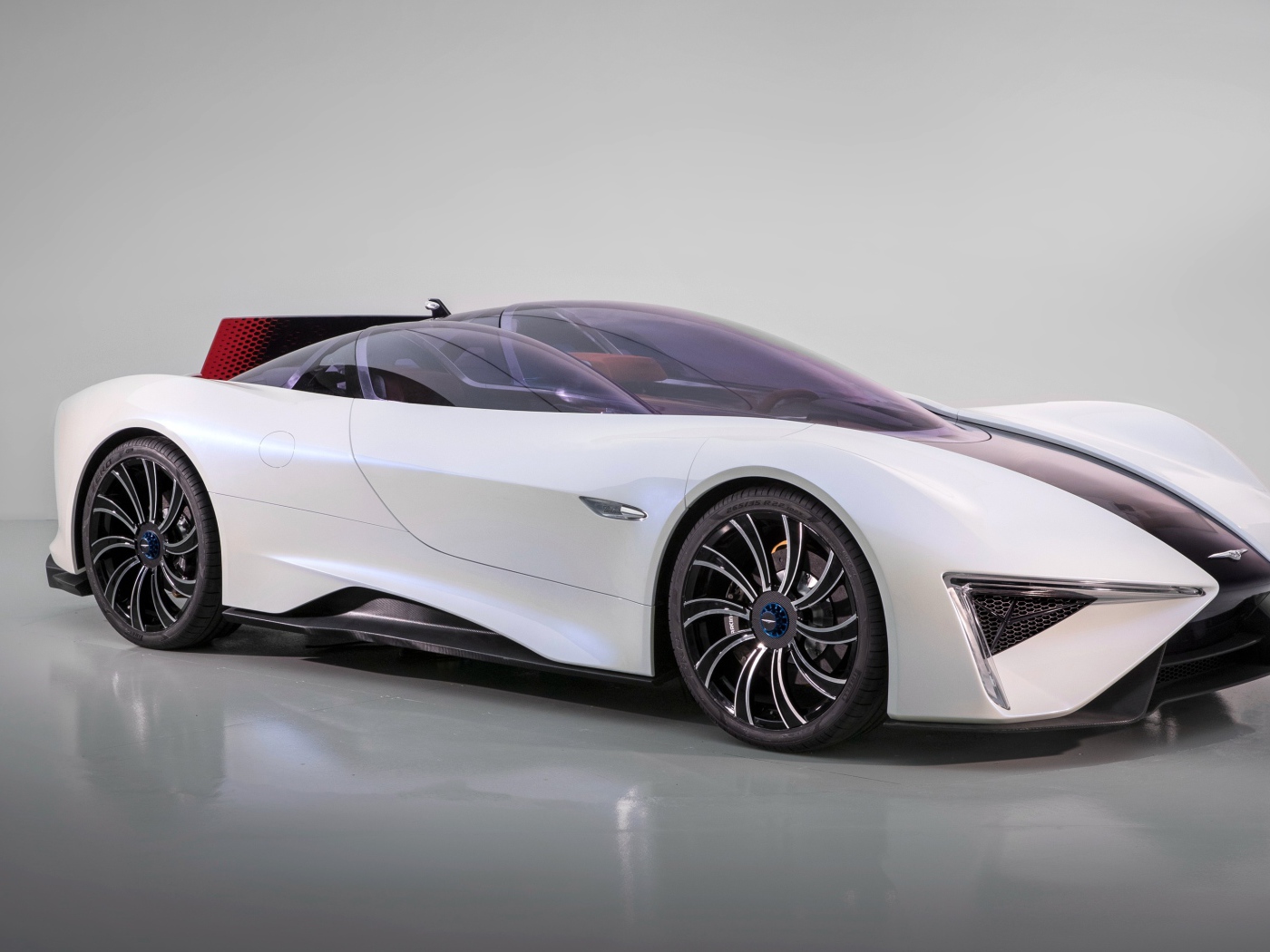 Стильный белый автомобиль Techrules Ren Supercar, 2017 