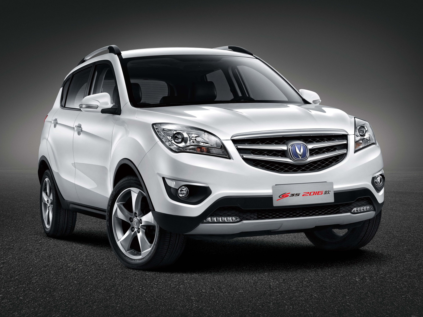 Белый китайский автомобиль Changan CS35