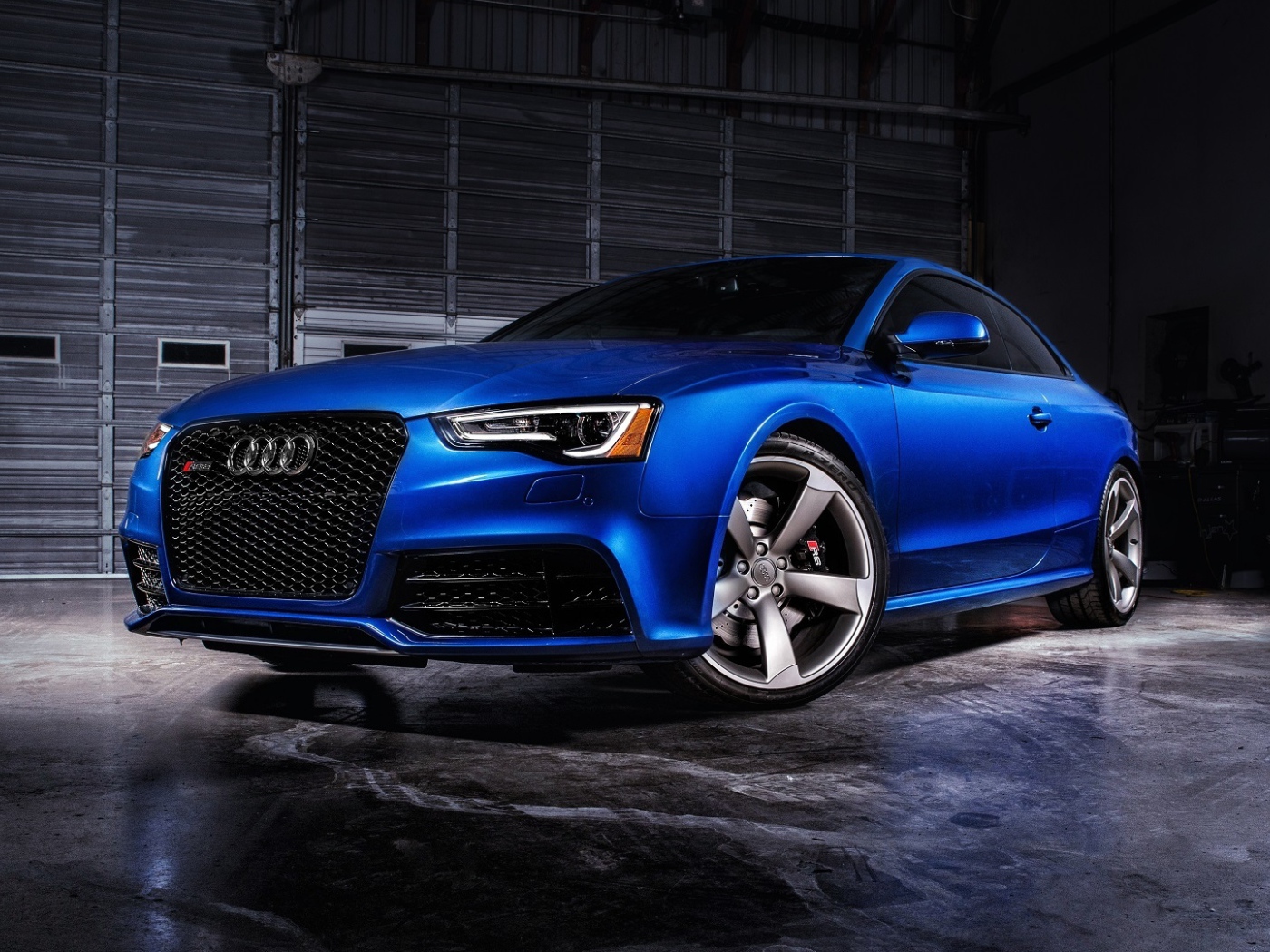 Синий спортивный автомобиль Audi RS5 