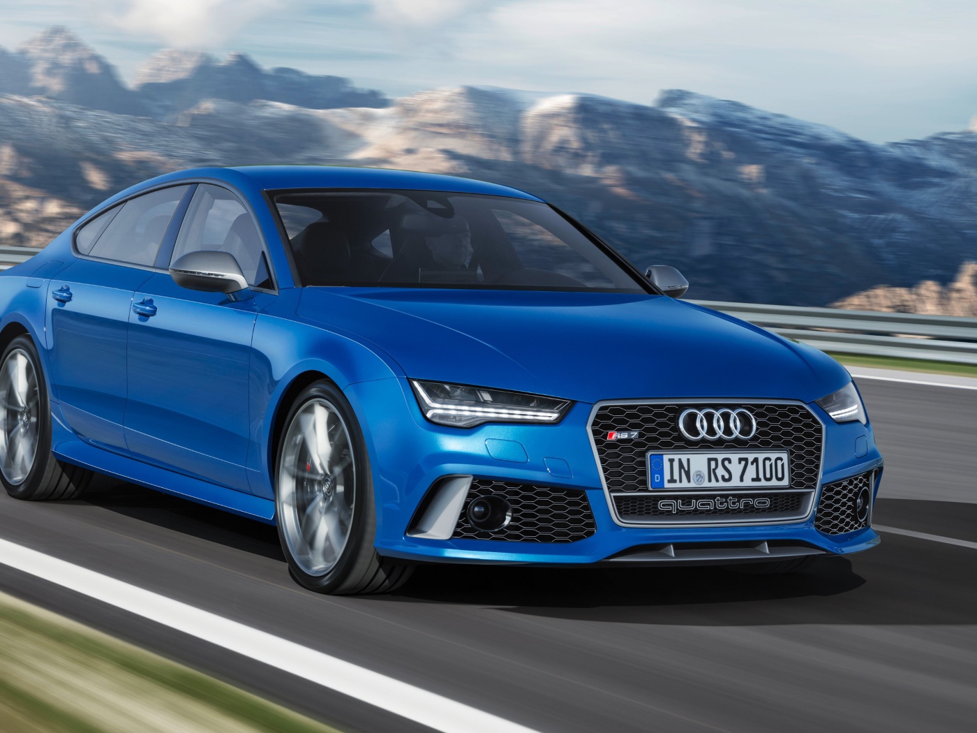 Автомобиль Audi RS7 синего цвета на трассе 