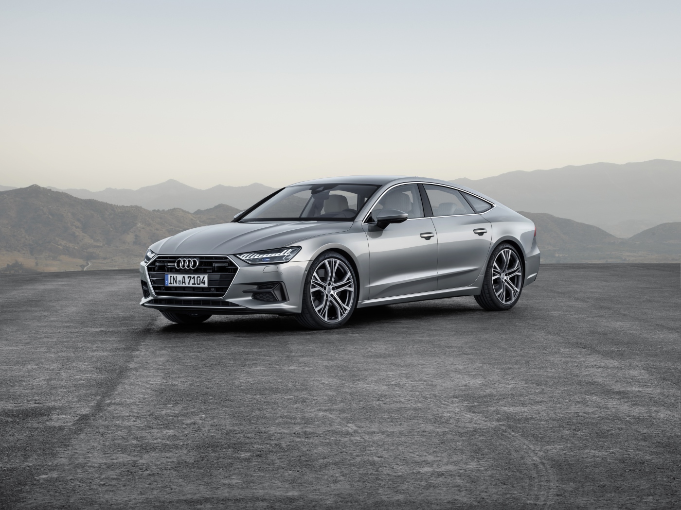 Стильный серебристый автомобиль Audi A7