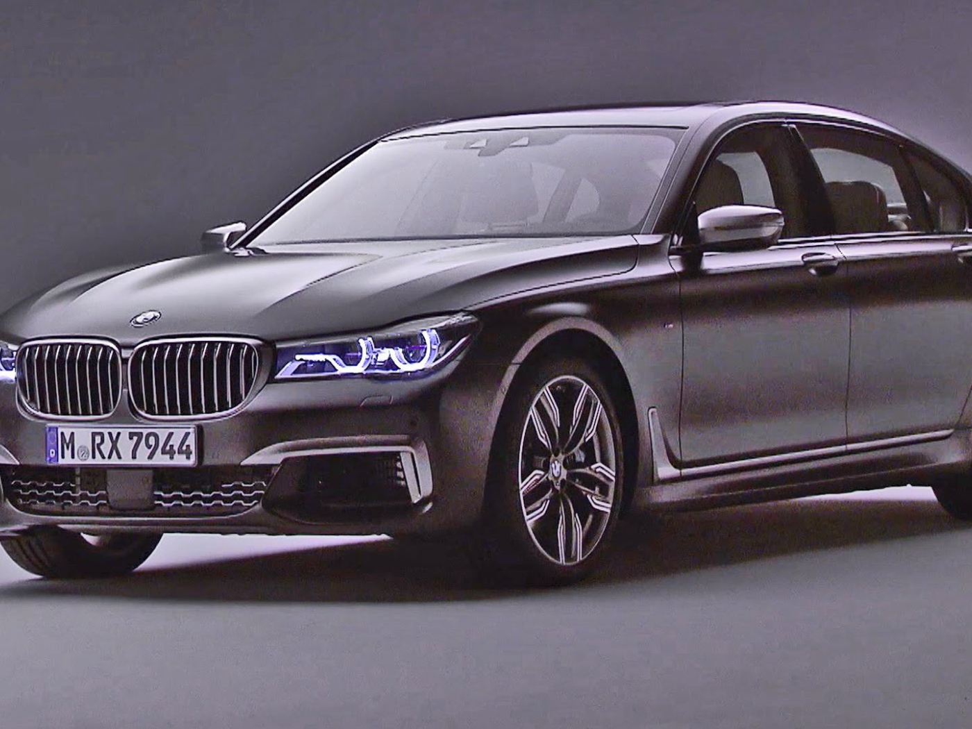 Автомобиль BMW M760Li xDrive 2017 года выпуска