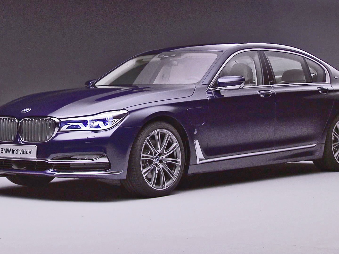 Фиолетовый BMW Individual 7 модель 2017 года