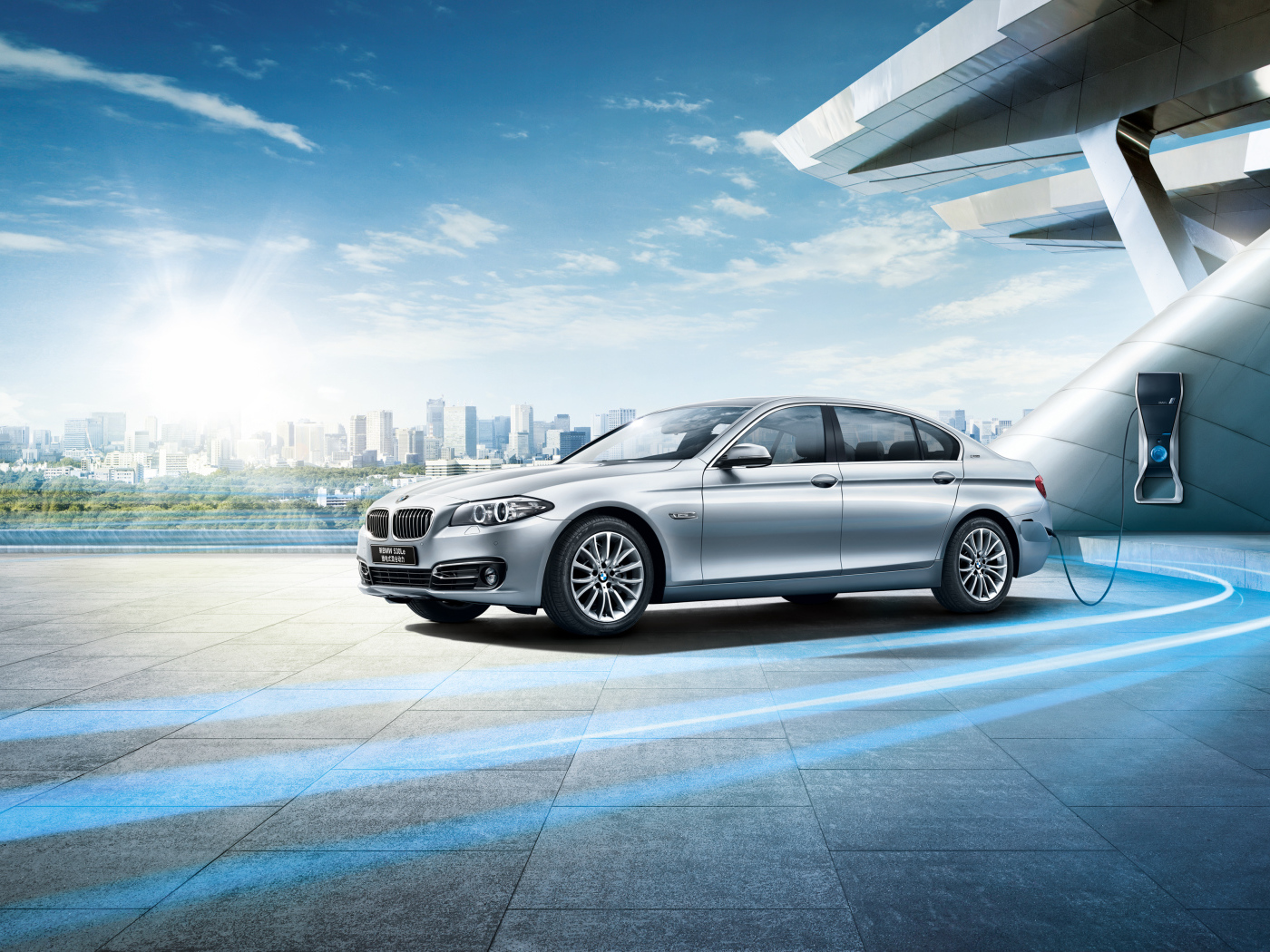 Серебристый немецкий автомобиль седан BMW F18