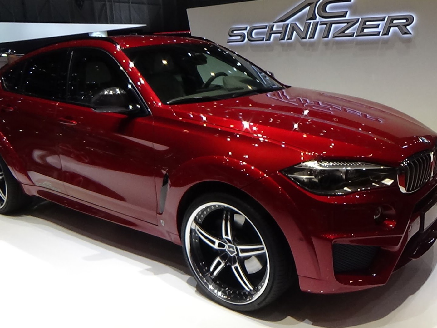 Презентация красного BMW X6 M50d xDrive 2017 