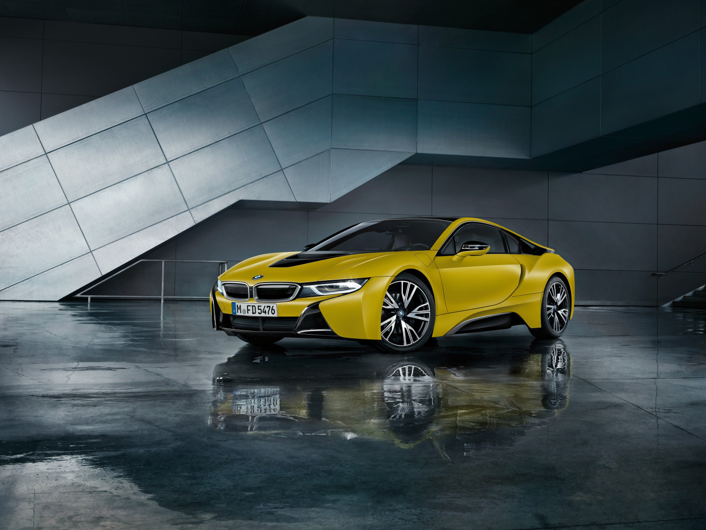 Желтый электромобиль BMW i8, 2017 года 