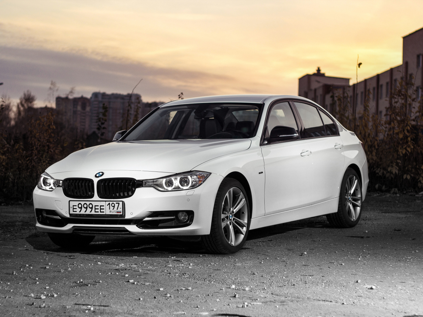 Белый стильный автомобиль BMW 3 Series