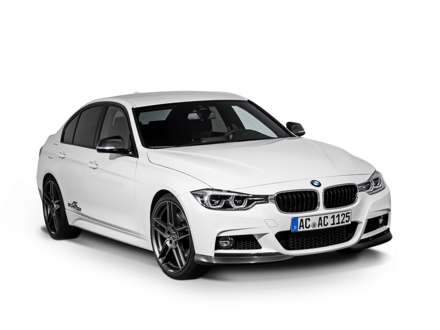 Белый автомобиль BMW 3 Series, 2017 