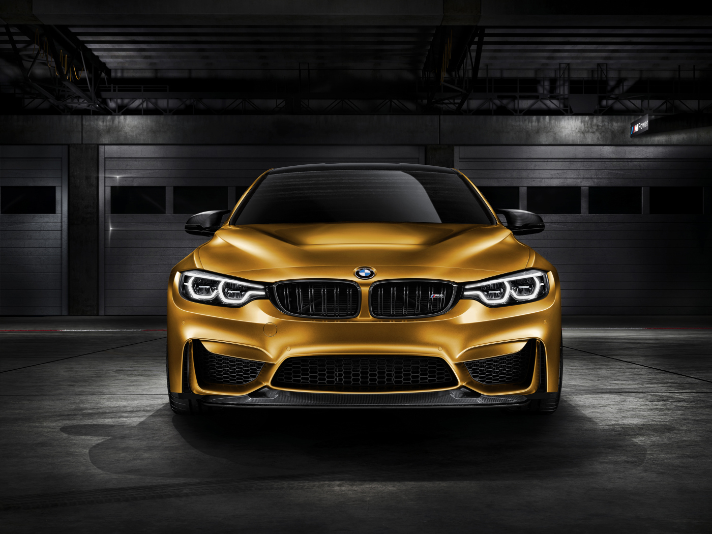 Автомобиль  BMW M4 GTS, 2018 вид спереди