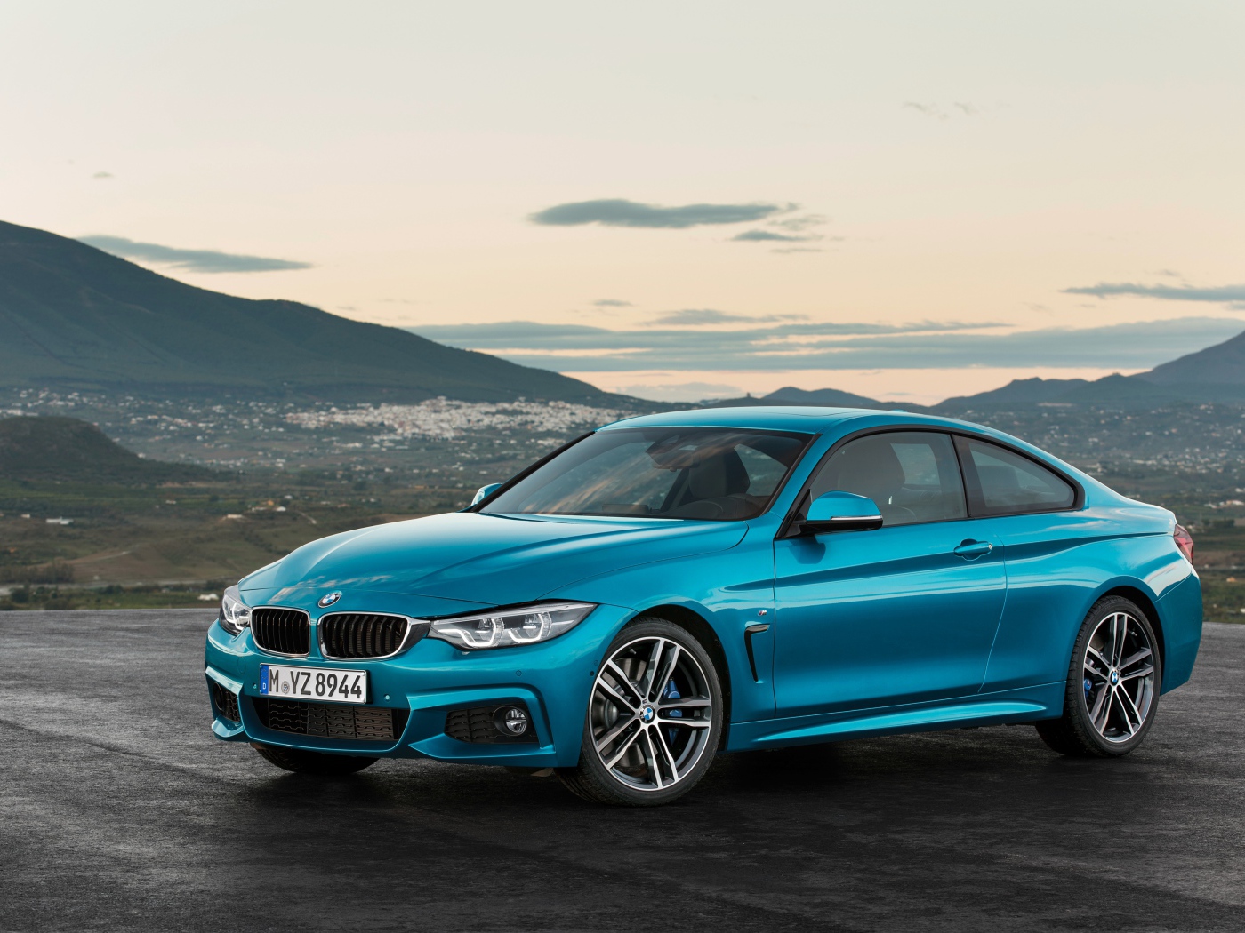 Синий автомобиль  BMW 4 Series на фоне горизонта