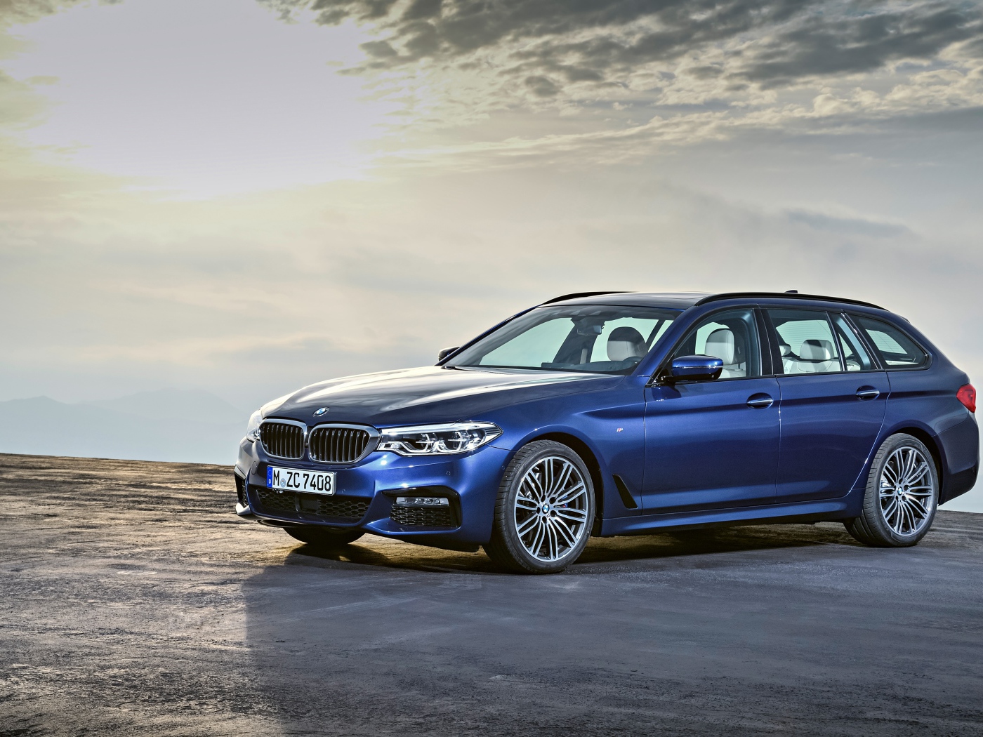 Синий автомобиль BMW 530d xDrive M Sport, 2017 в лучах солнца 