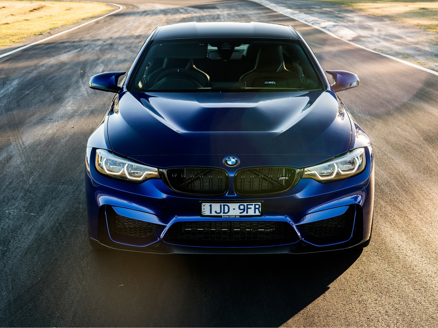 Синий стильный автомобиль BMW M4 CS, 2018 вид спереди