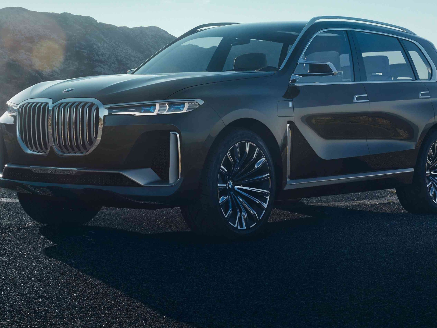 Стильный черный внедорожник BMW X7, 2018