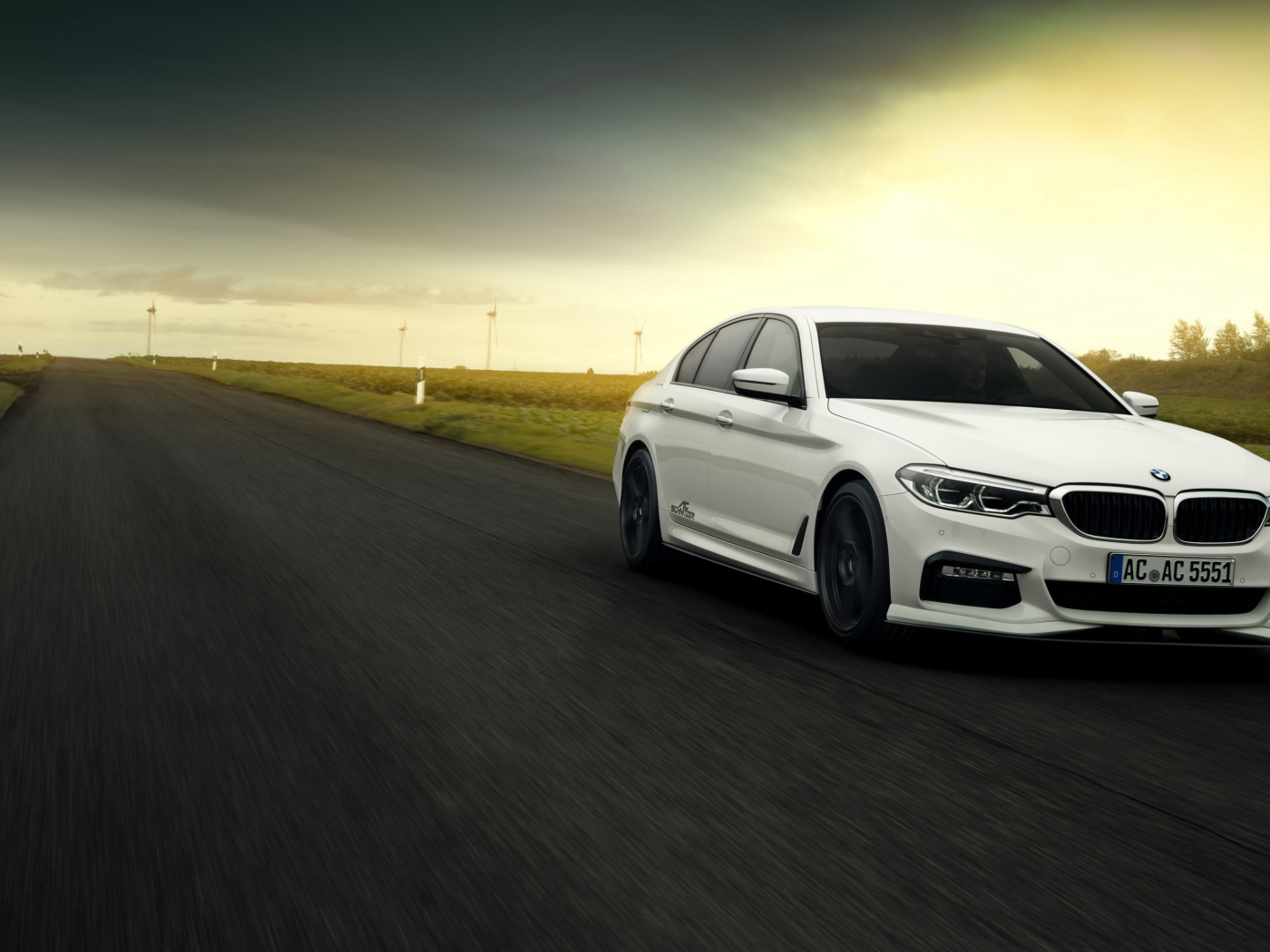 Белый автомобиль BMW AC Schnitzer ACS5, 2018 на трассе