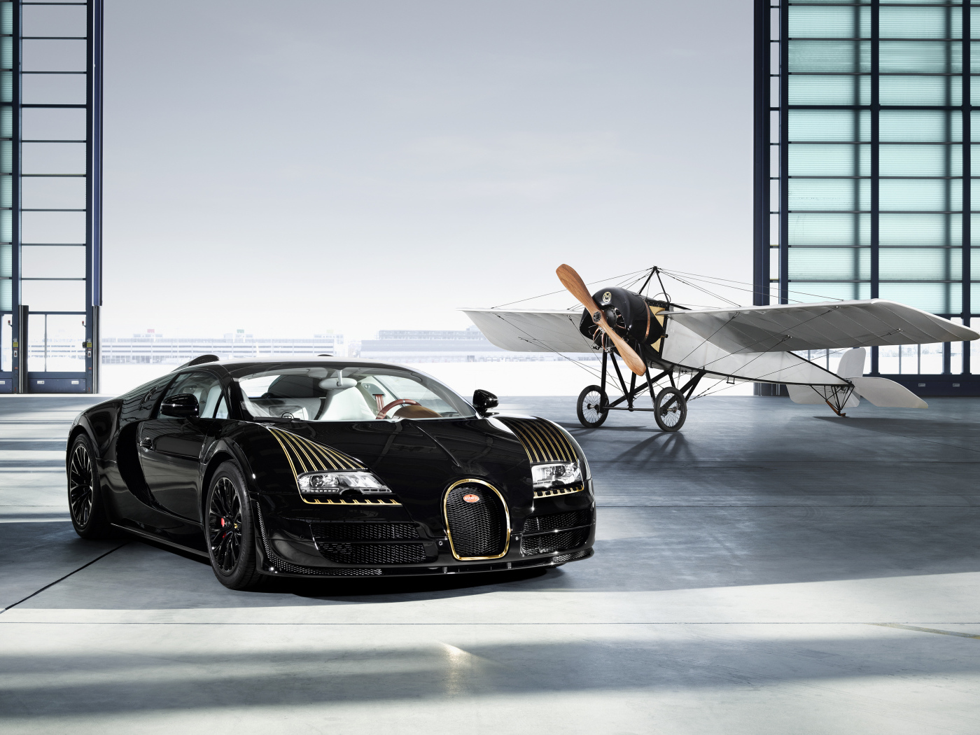 Черный автомобиль Bugatti Veyron Grand Sport Vitesse Black Bess в ангаре