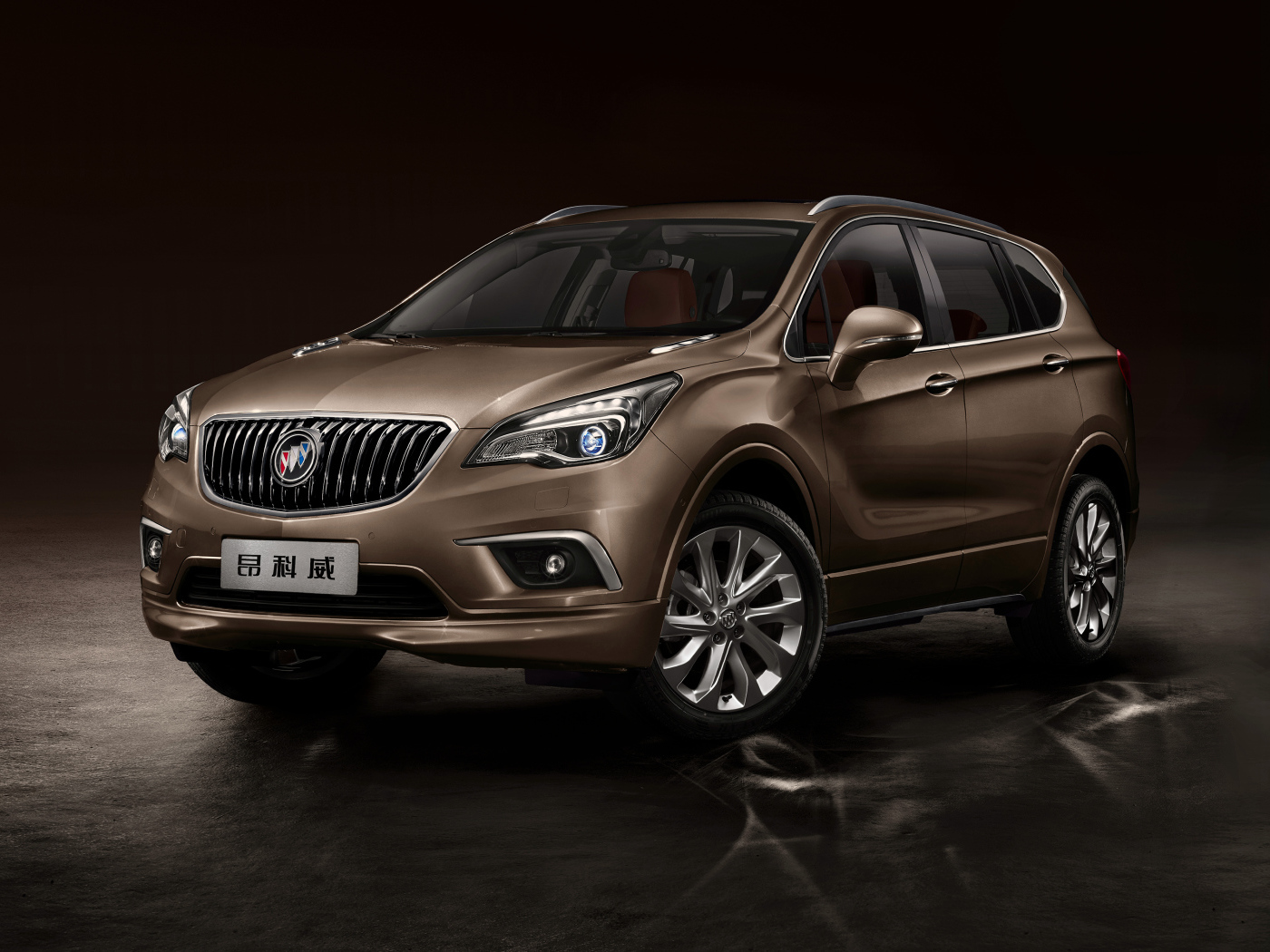 Коричневый стильный автомобиль Buick Envision