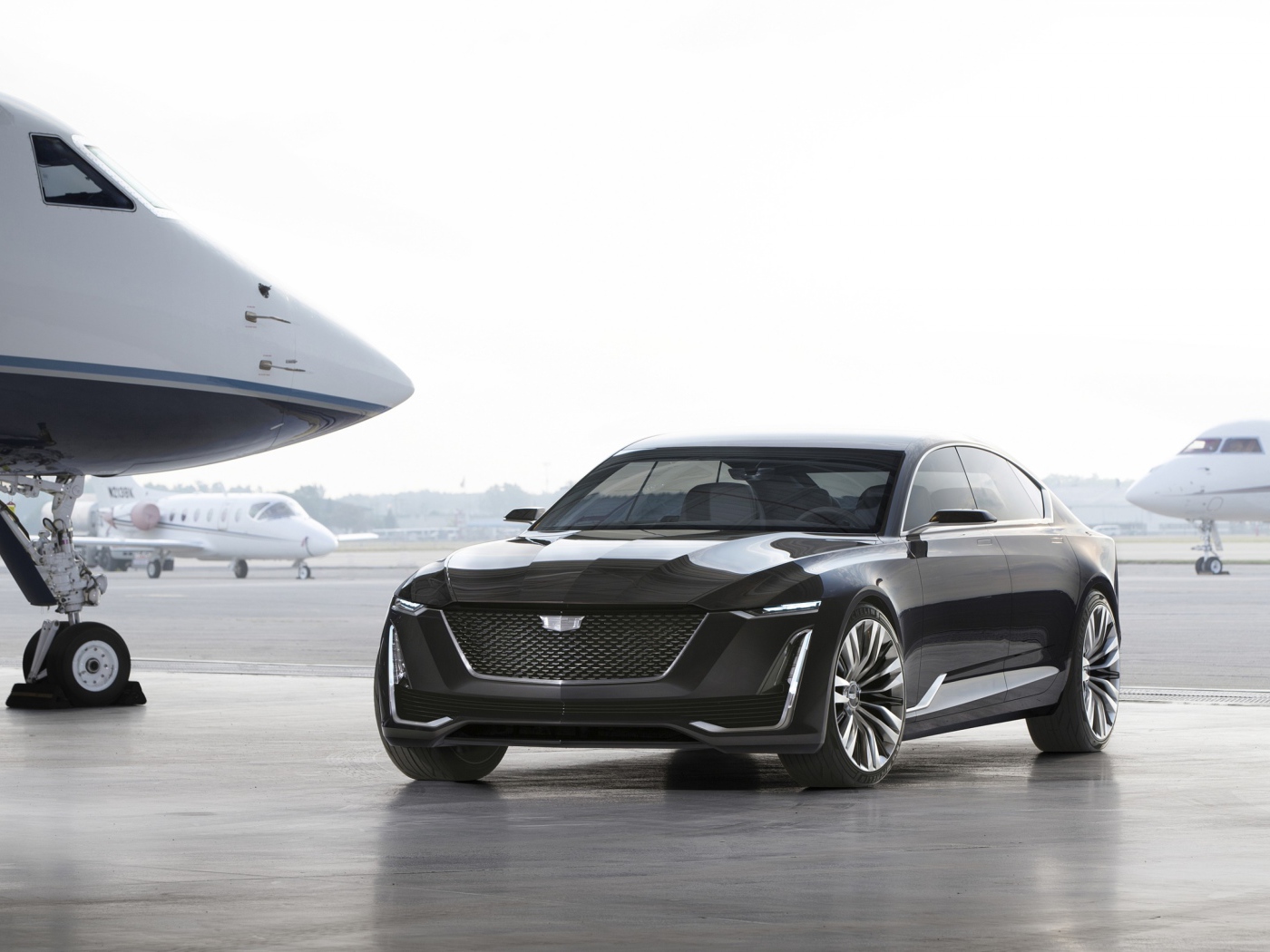 Черный стильный автомобиль Cadillac Escala на фоне самолетов