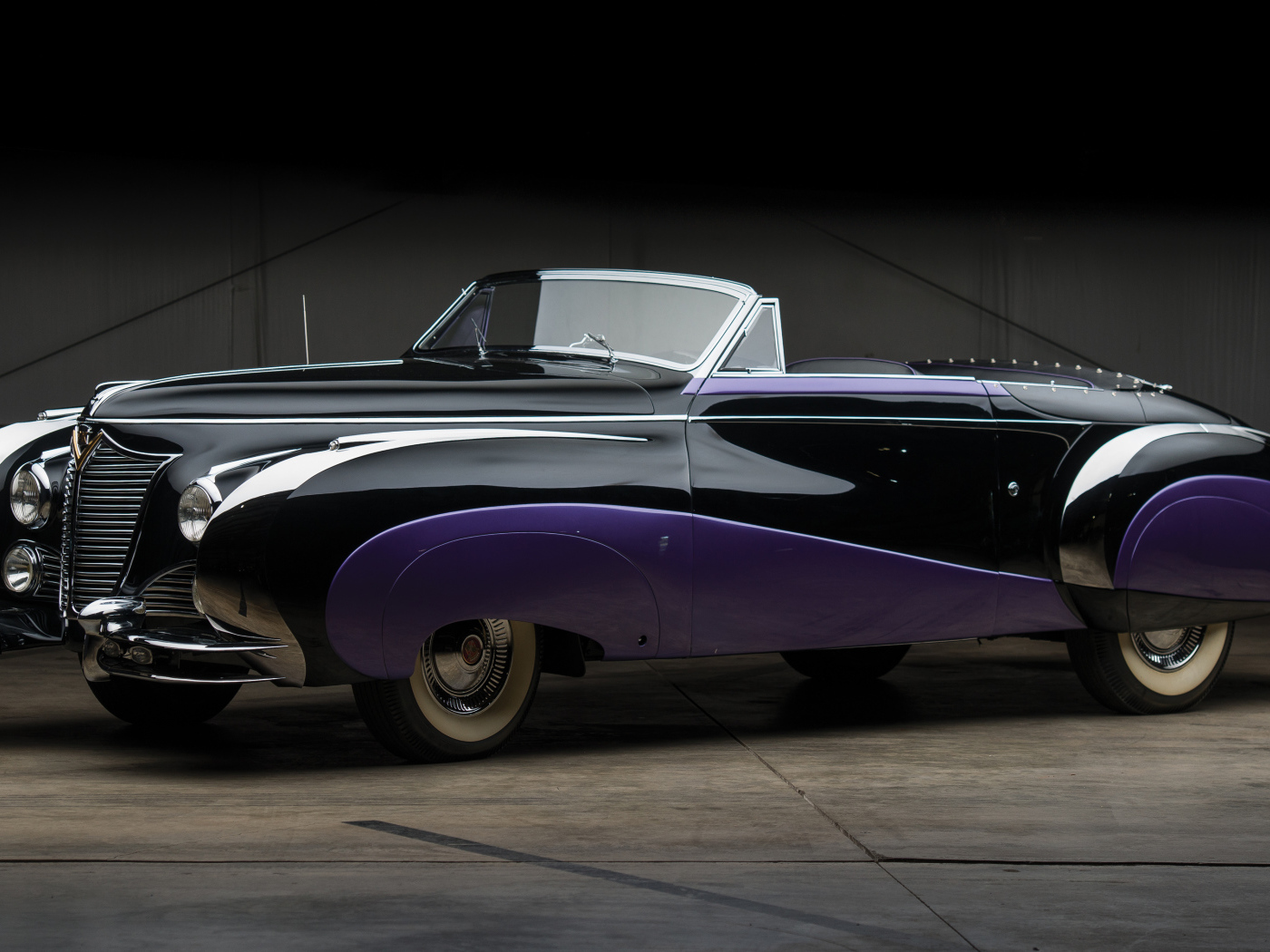 Стильный ретро автомобиль Cadillac Series 62 Classic Convertible