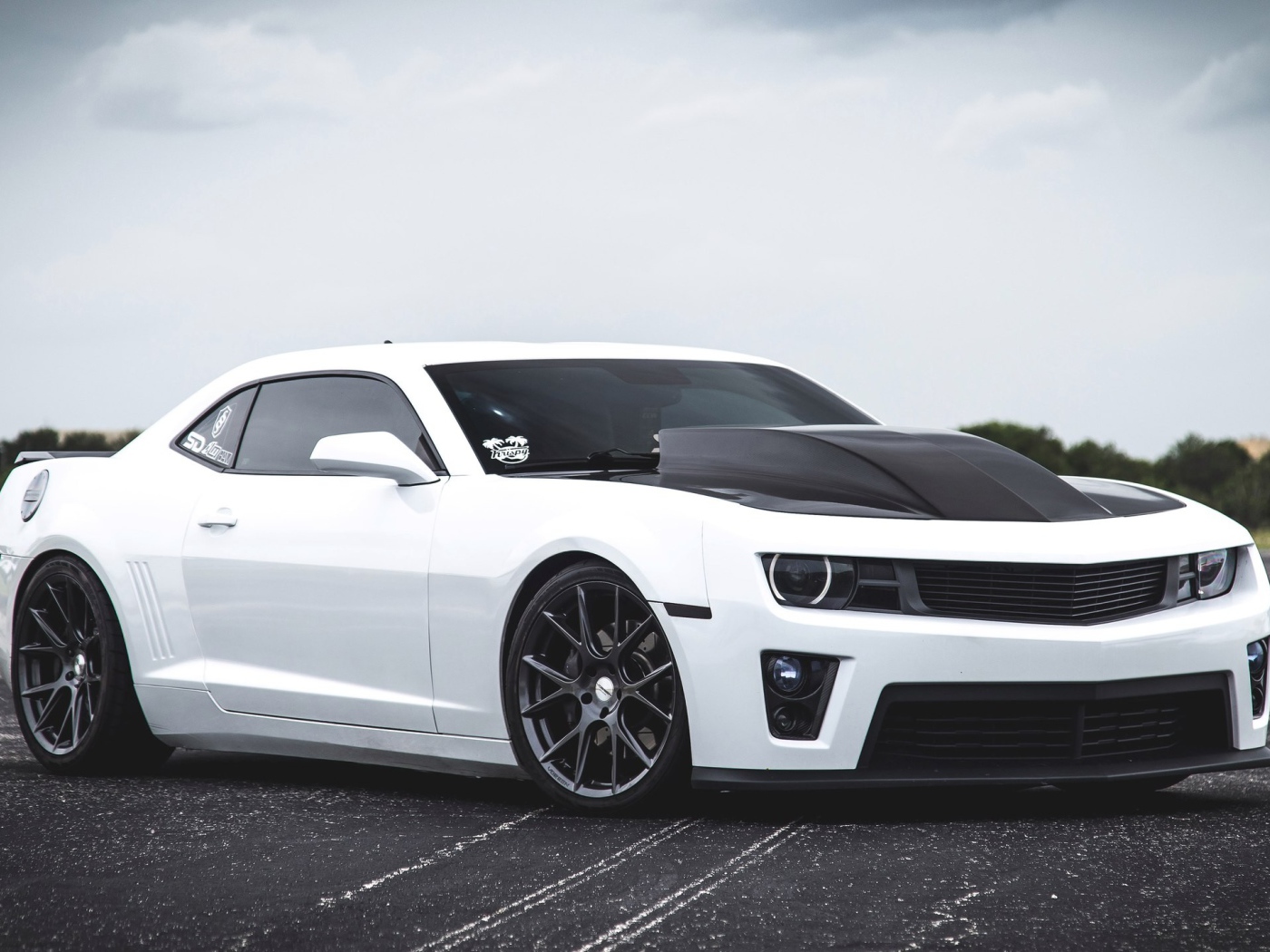 Белый спортивный автомобиль Chevrolet Camaro SS 