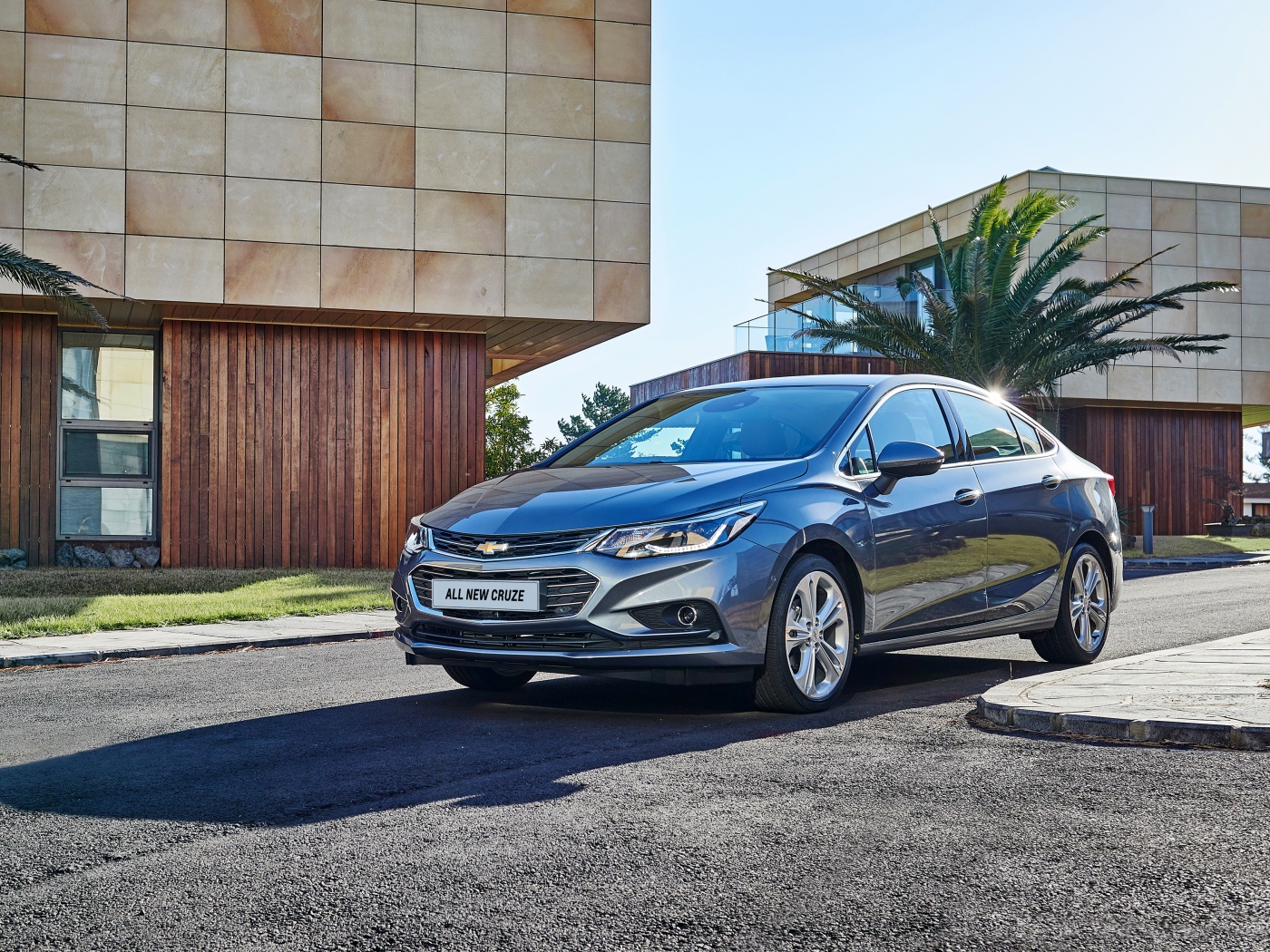 Автомобиль Chevrolet Cruze серебристого цвета 